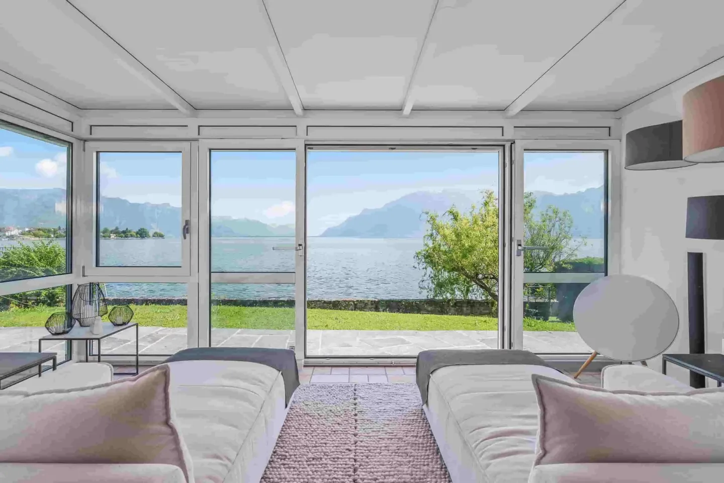 Vivre "les pieds dans l'eau" - Une propriété d'exception au bord du lac - Photo 1 sur 13