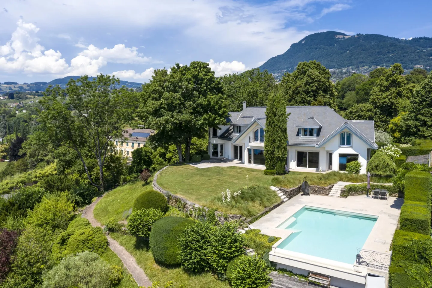 Proprietà di Maestro di 12 stanze con piscina esterna - Foto 3 di 13