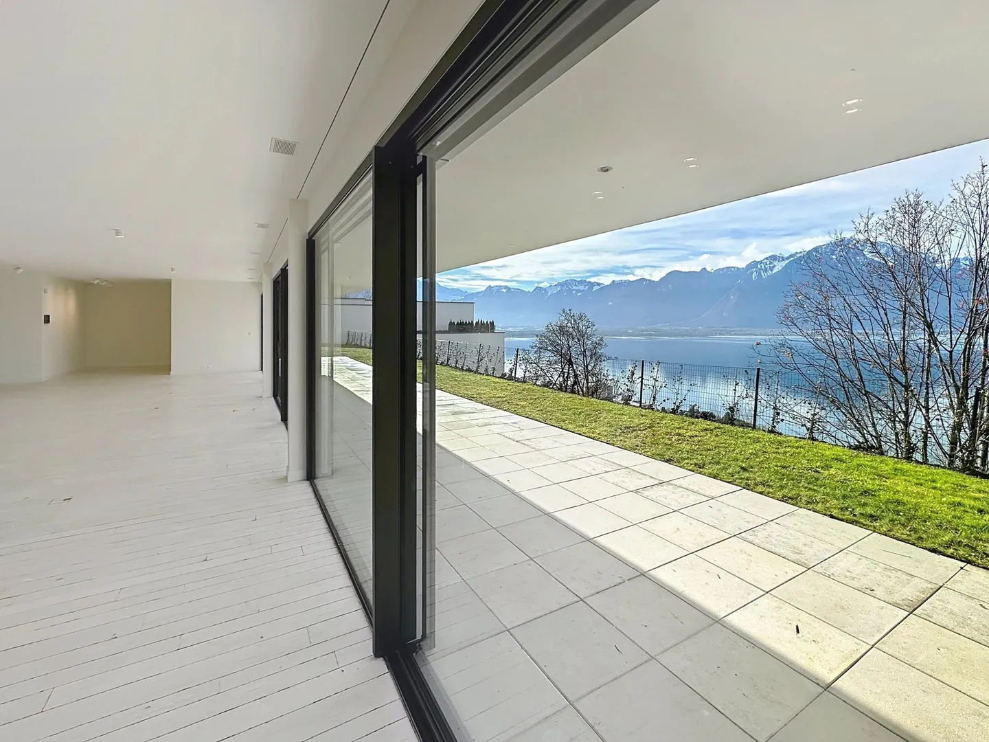 Superb 5.5 room duplex overlooking Lake Geneva - Photo 7 of 13