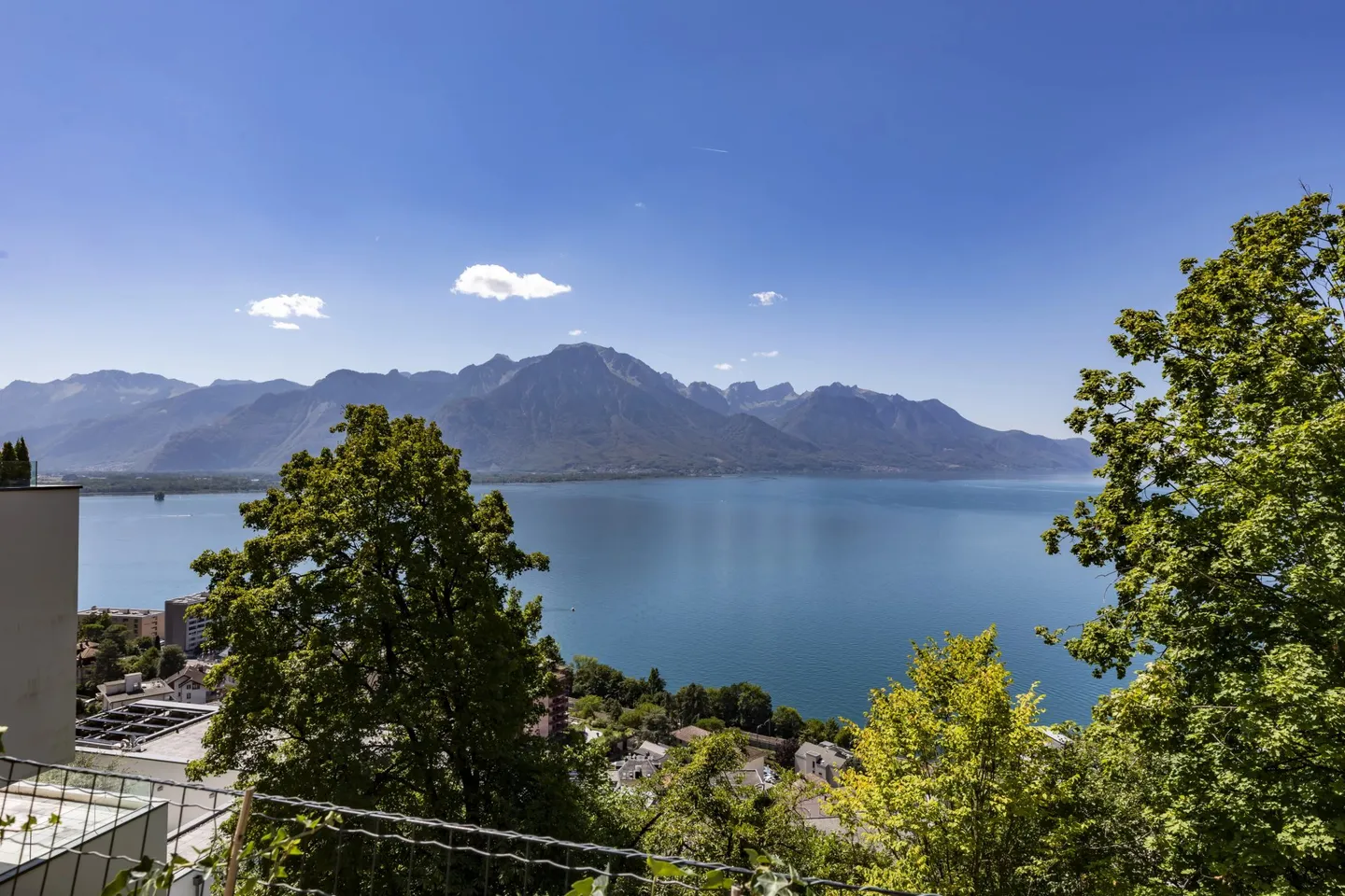 Superb 5.5 room duplex overlooking Lake Geneva - Photo 4 of 13