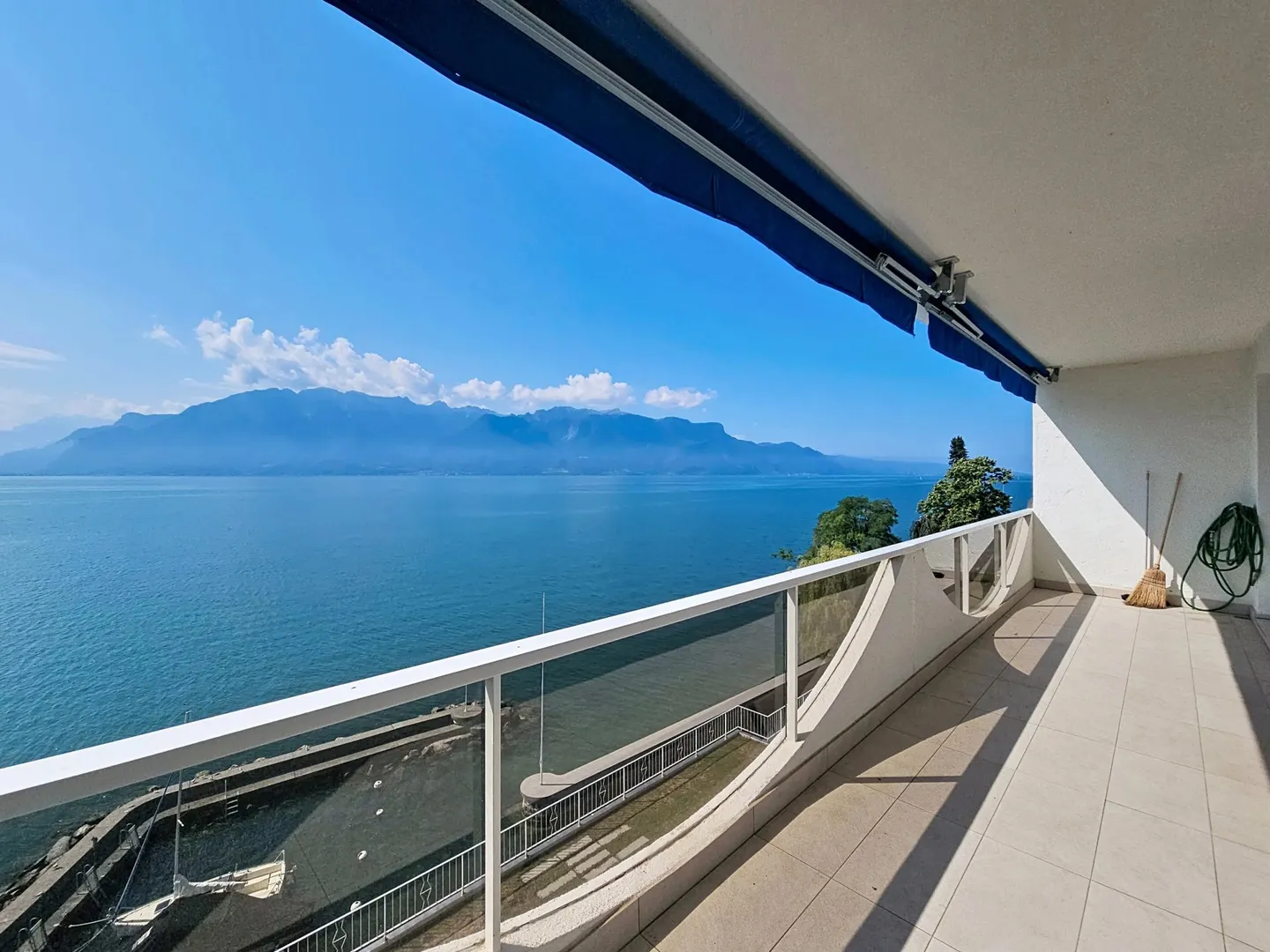 Splendide appartement rénové avec place d'amarrage dans port privé - Photo 4 of 13