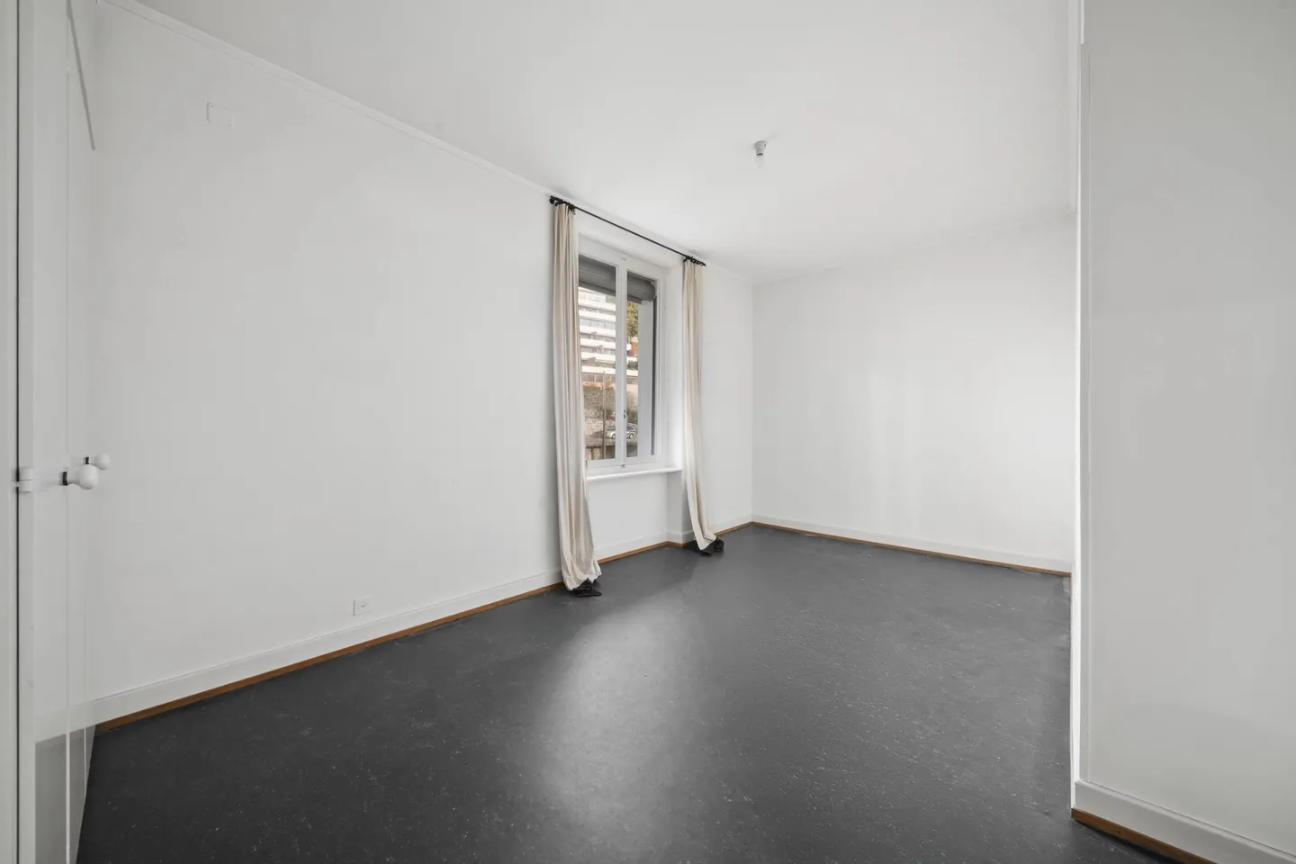 Superb apartment on the lake front - Photo 11 of 12