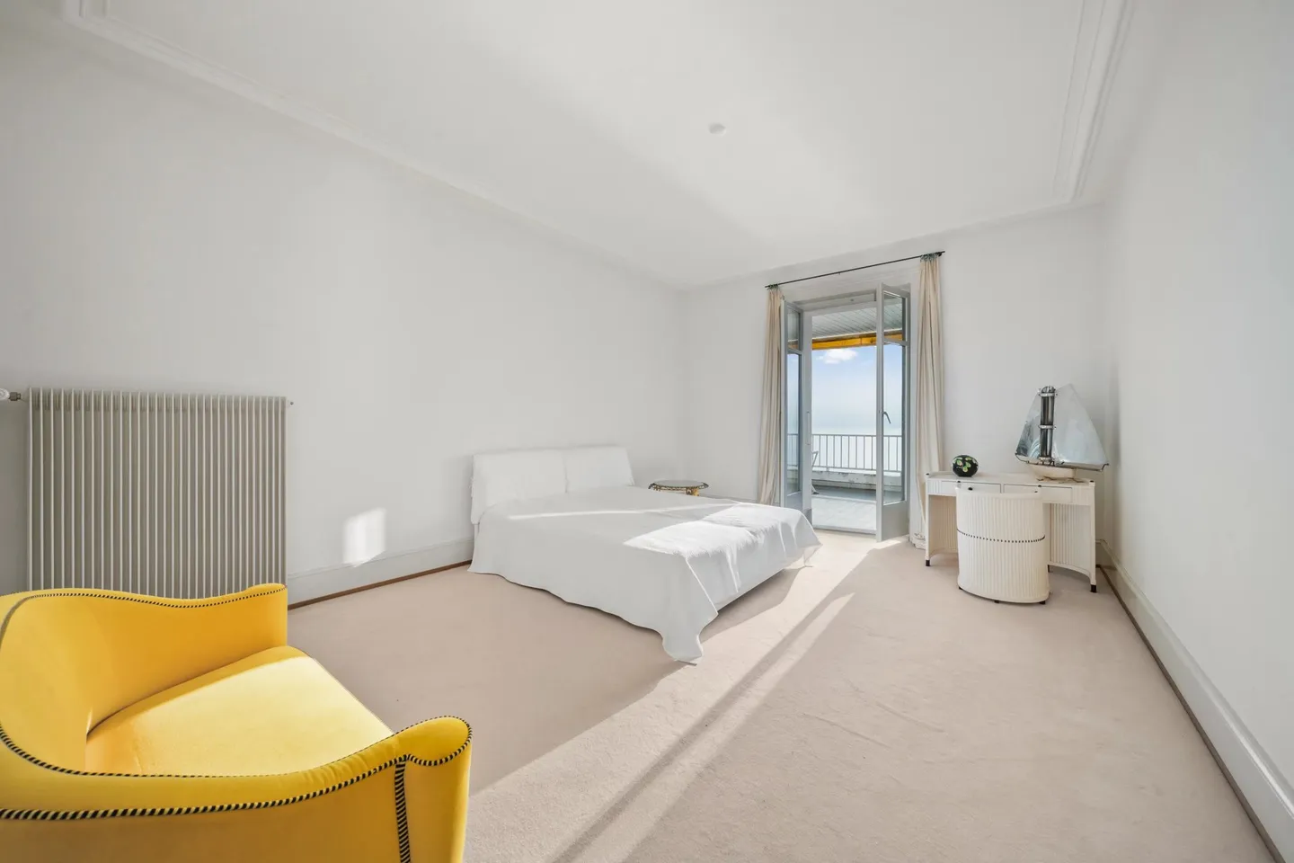 Superb apartment on the lake front - Photo 9 of 12