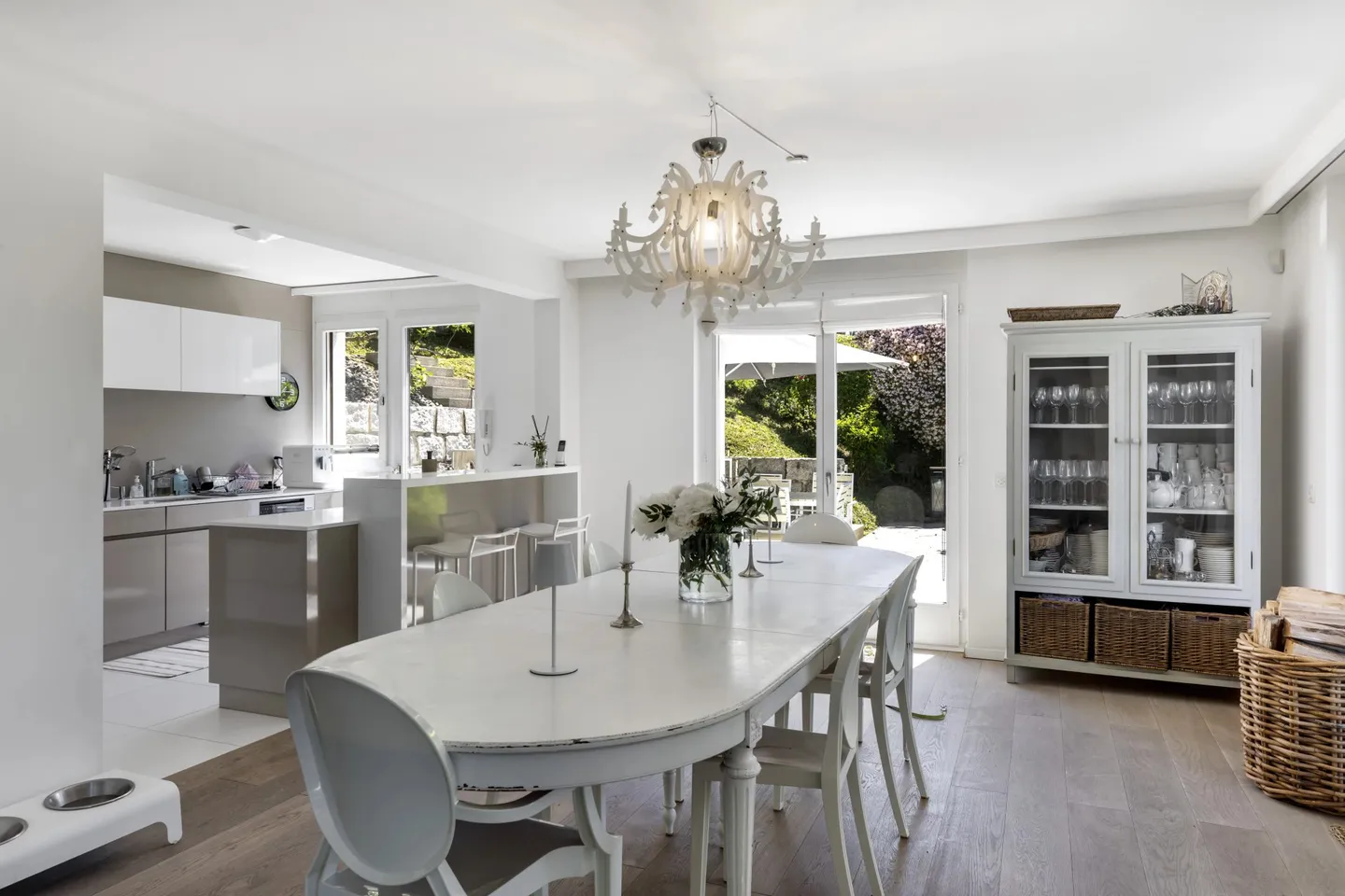 Superb 6.5-room property in a green setting with lake view - Photo 5 of 13