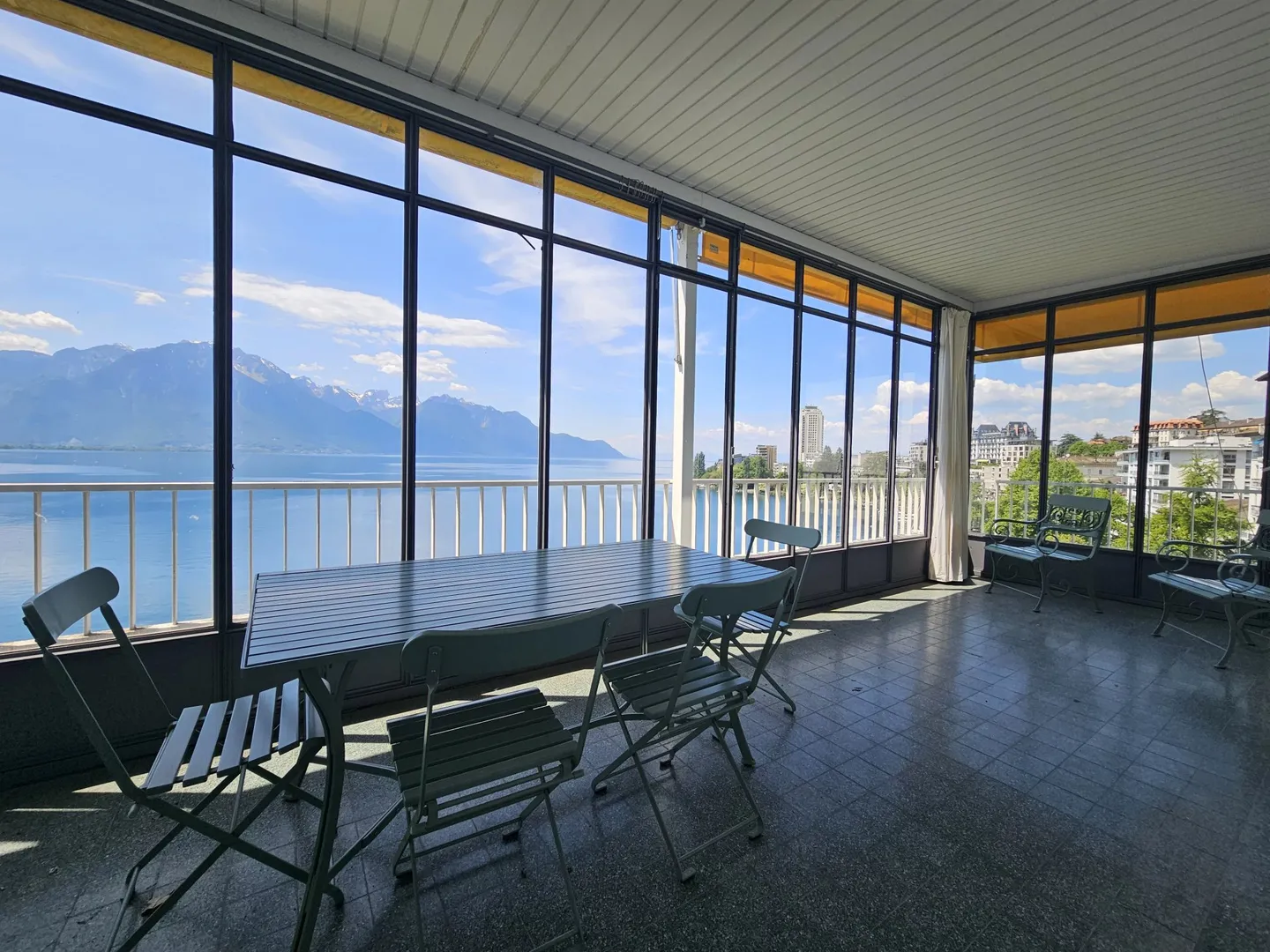 Superb apartment on the lake front - Photo 6 of 12