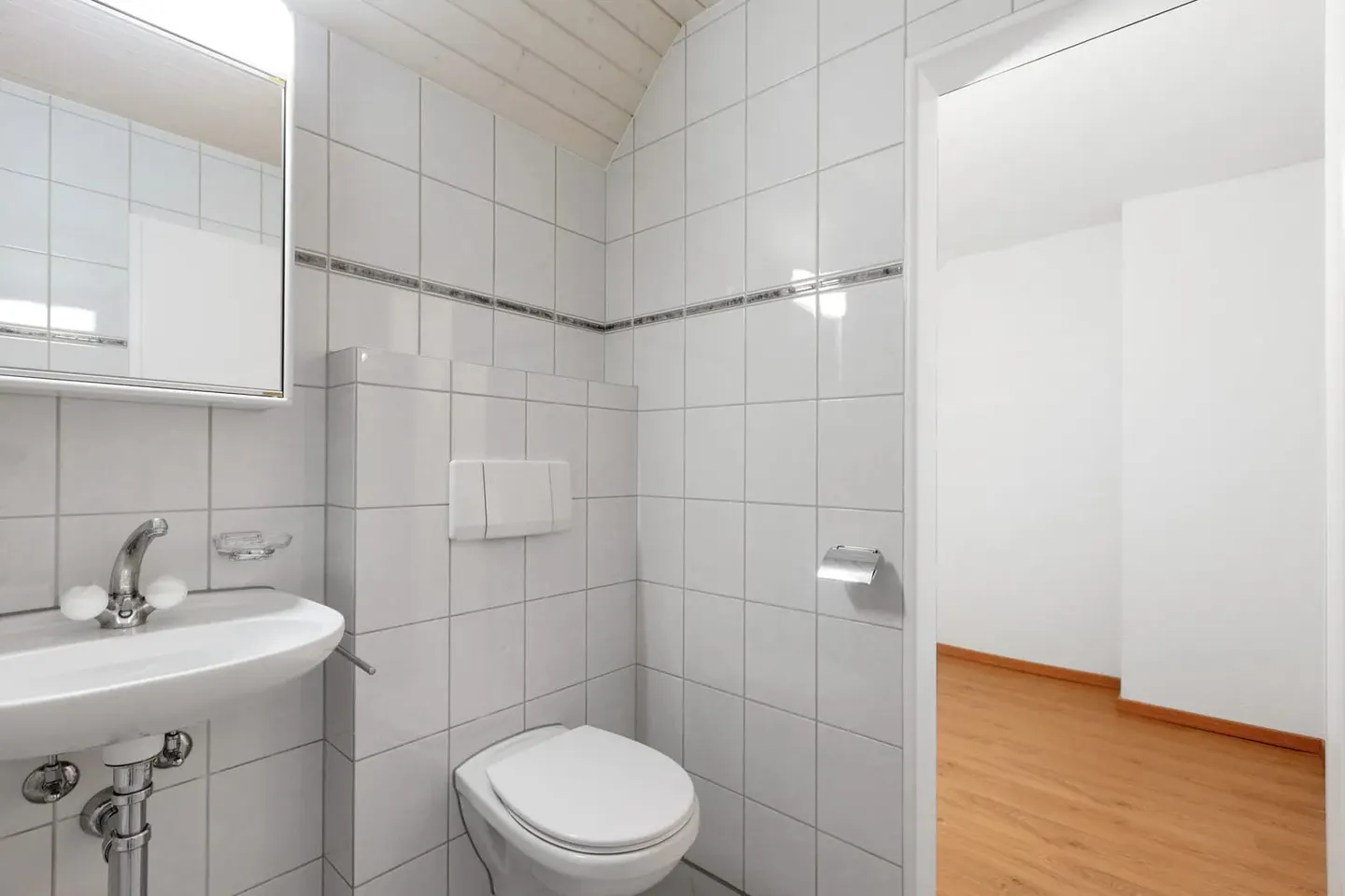 5.5-Room Attic Apartment with Fireplace in Bonau - Photo 10 of 13