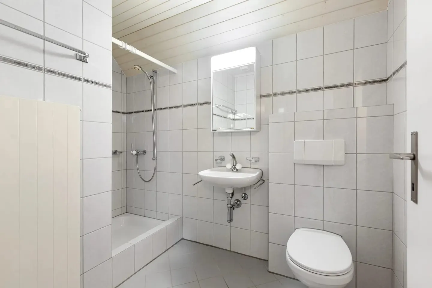 5.5-Room Attic Apartment with Fireplace in Bonau - Photo 12 of 13
