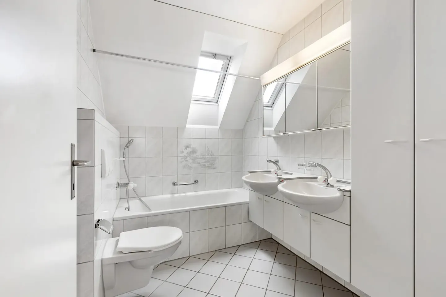 5.5-Room Attic Apartment with Fireplace in Bonau - Photo 11 of 13