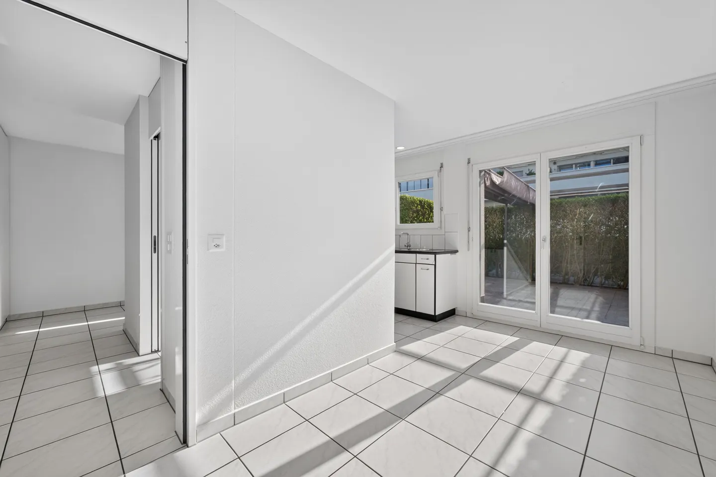 Living like in a single-family home - exclusive 5.5-room garden maisonette with sunny private garden - Photo 4 of 13
