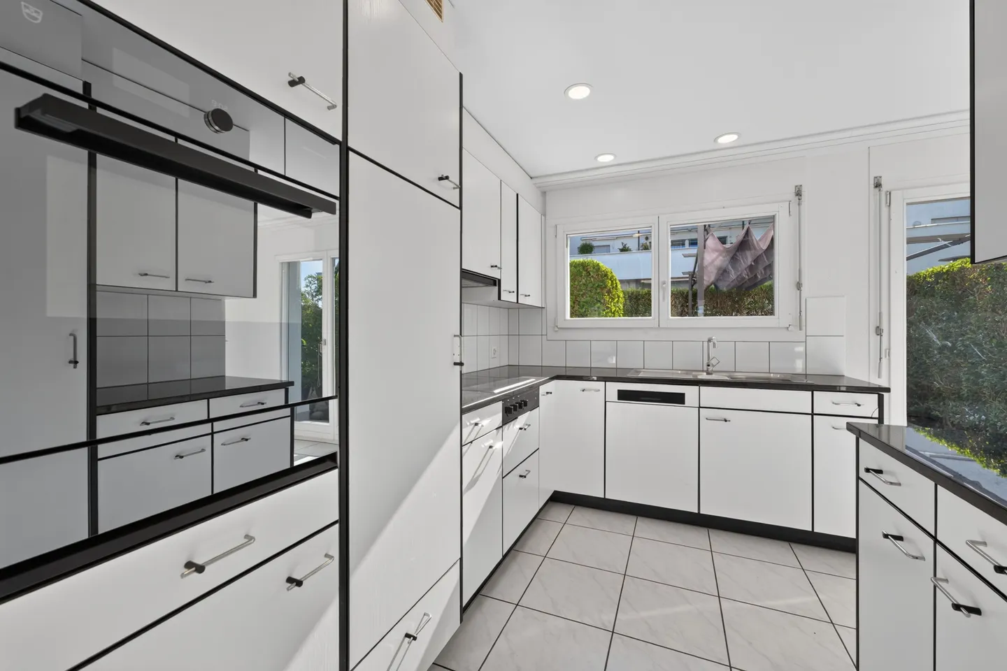 Living like in a single-family home - exclusive 5.5-room garden maisonette with sunny private garden - Photo 6 of 13