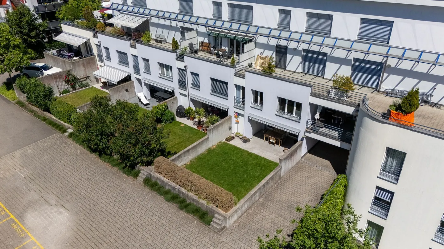 Living like in a single-family home - exclusive 5.5-room garden maisonette with sunny private garden - Photo 2 of 13