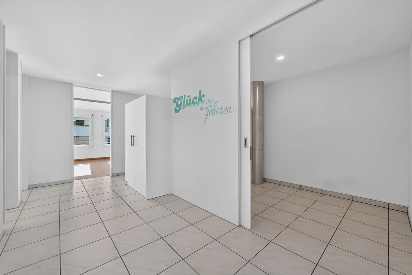 Living like in a single-family home - exclusive 5.5-room garden maisonette with sunny private garden - Photo 5 of 13