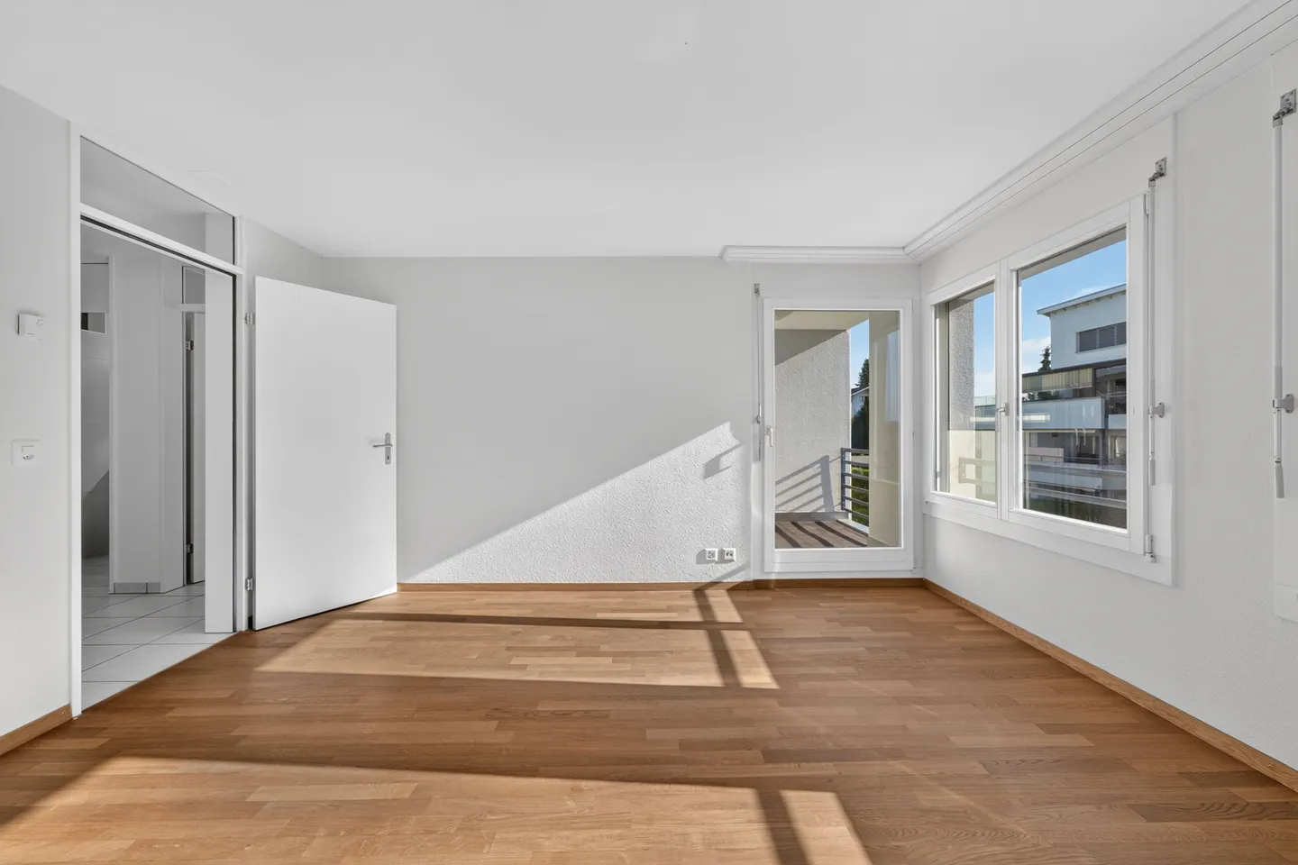 Living like in a single-family home - exclusive 5.5-room garden maisonette with sunny private garden - Photo 8 of 13