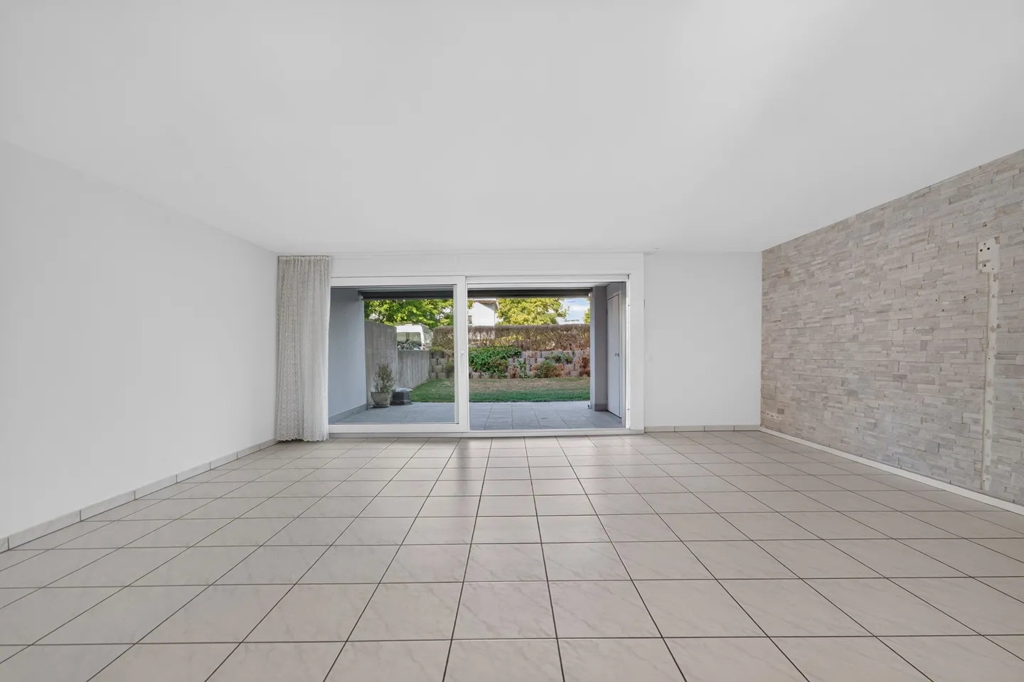 Living like in a single-family home - exclusive 5.5-room garden maisonette with sunny private garden - Photo 3 of 13