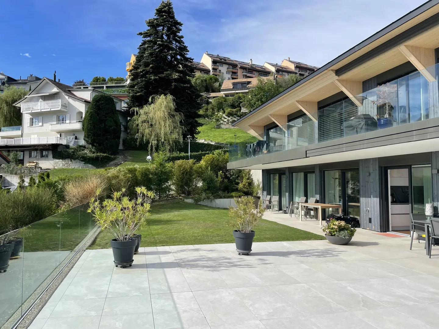 Wunderschöne 5,5-Zimmer-Luxuswohnung mit großem Privatgarten - Foto 1 von 5
