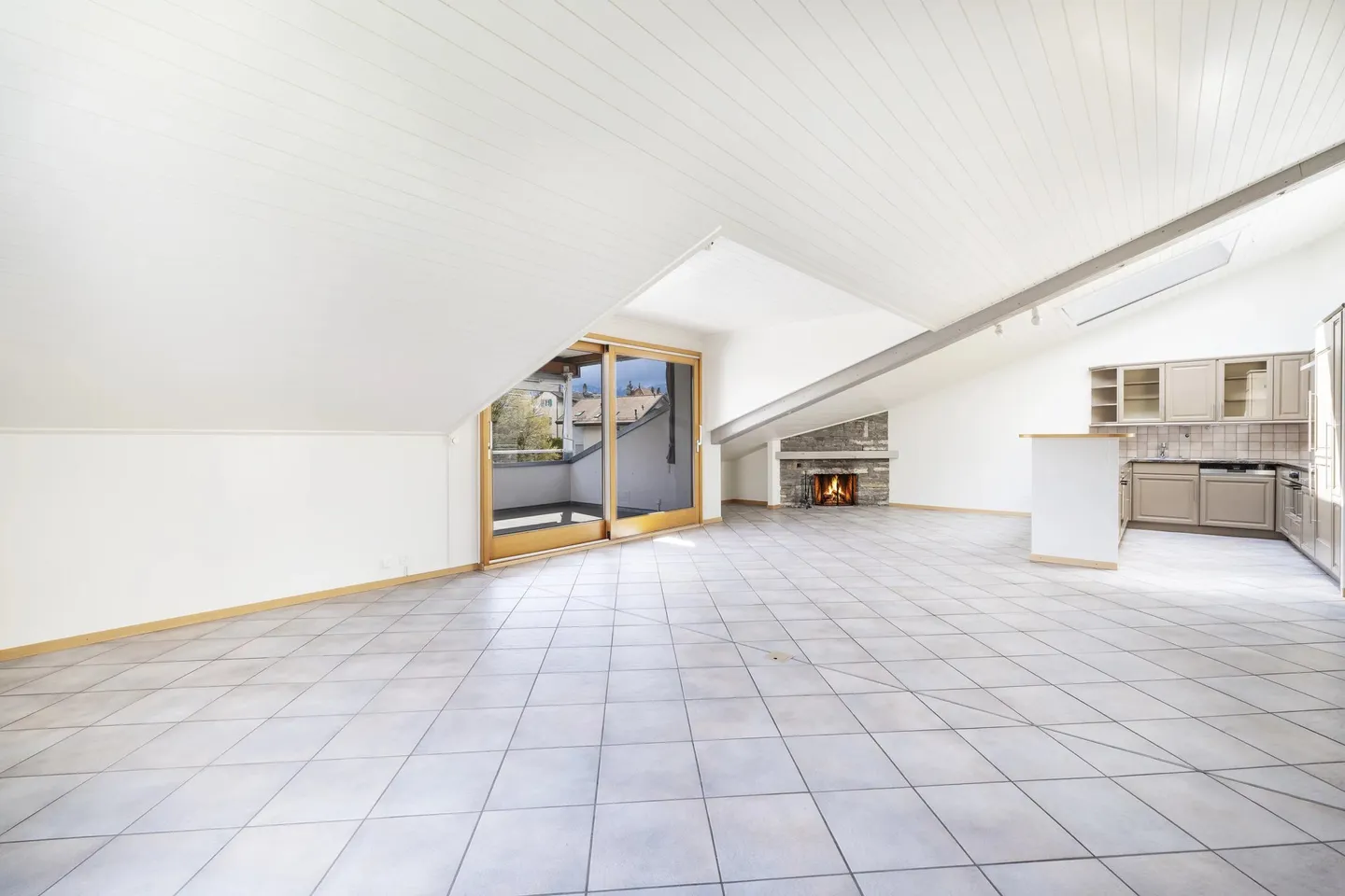 Large and charming 3.5 rooms on the top floor - Photo 2 of 13