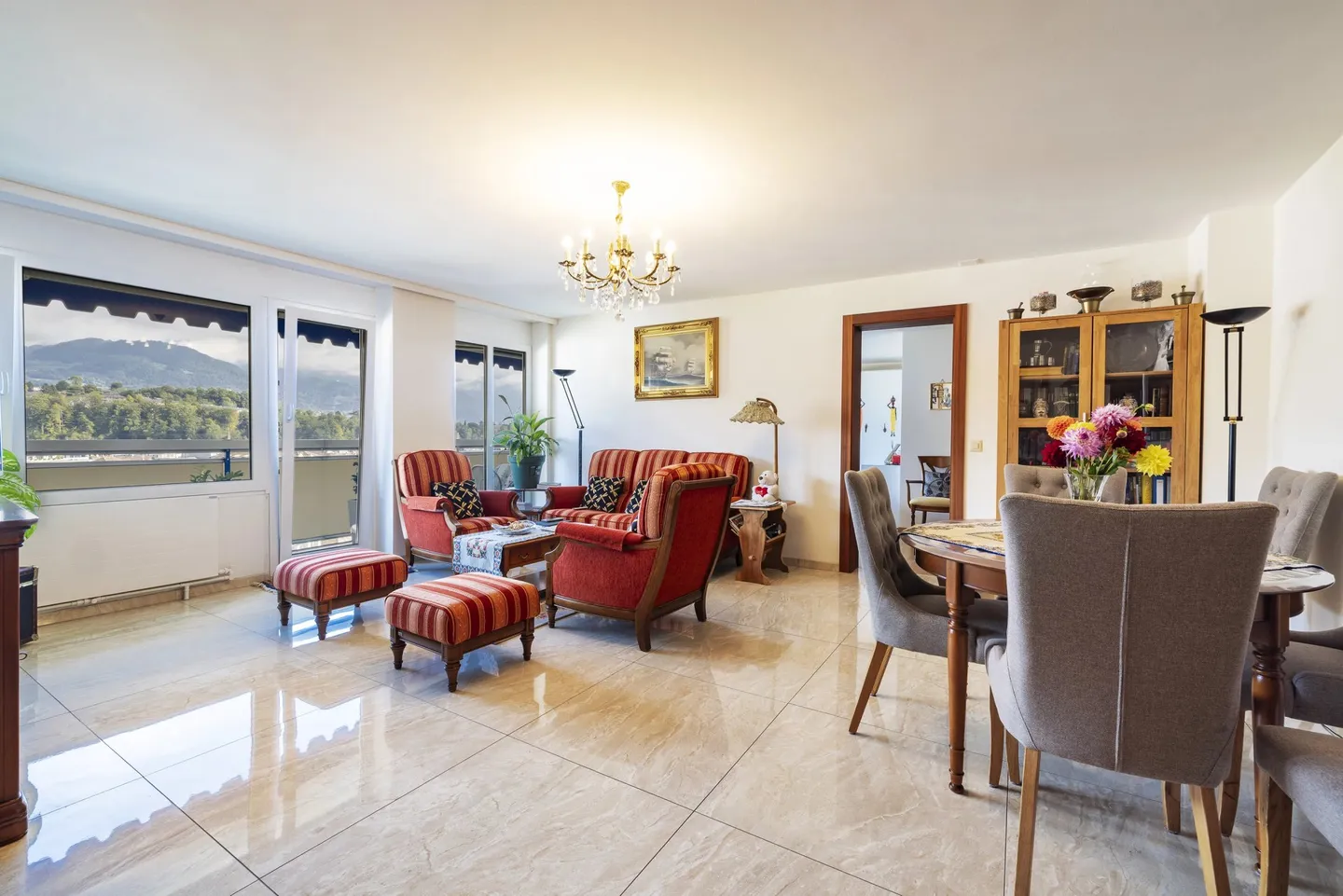 Superb 5.5 room penthouse with a view! - Photo 2 of 13