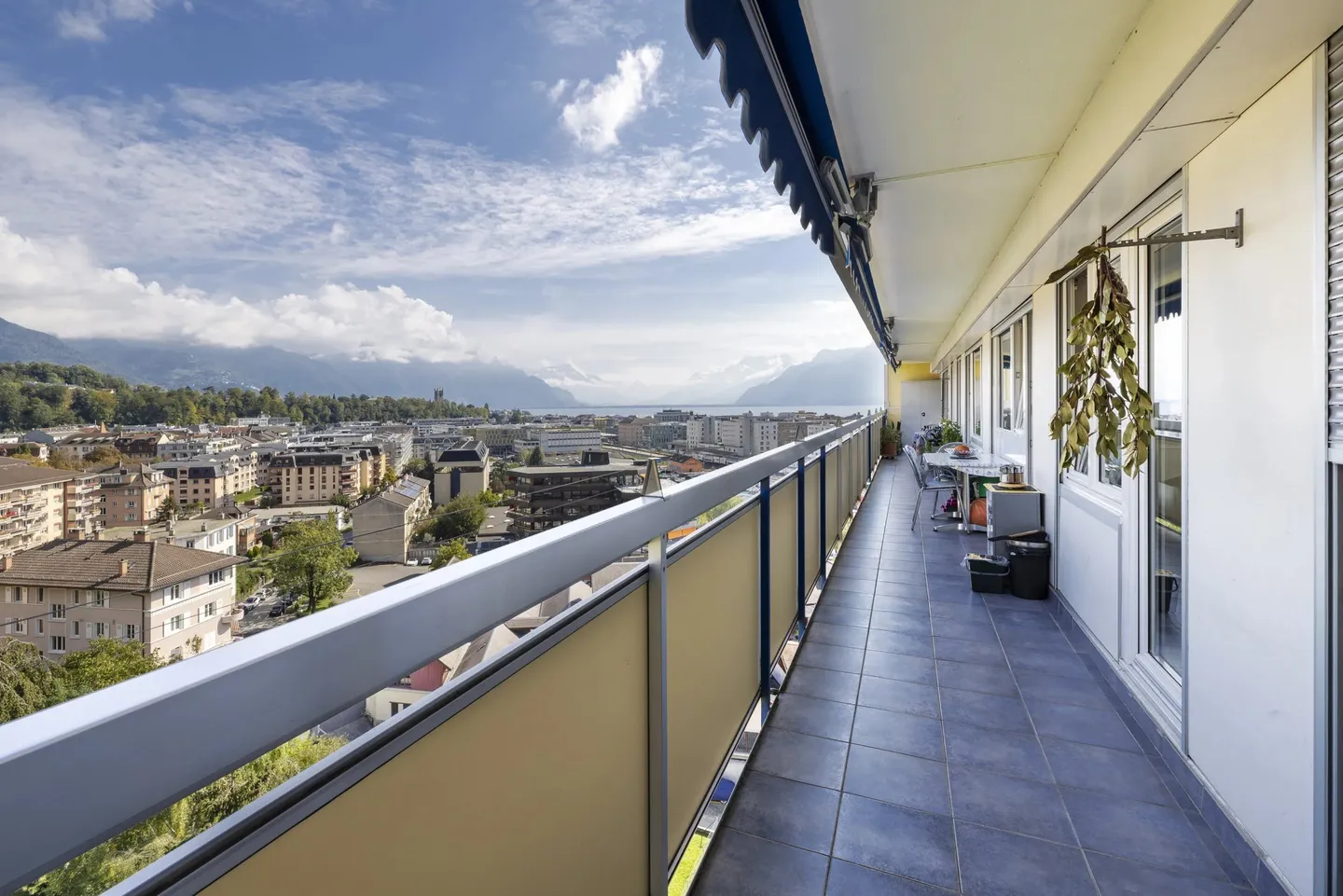 Superb 5.5 room penthouse with a view! - Photo 1 of 13