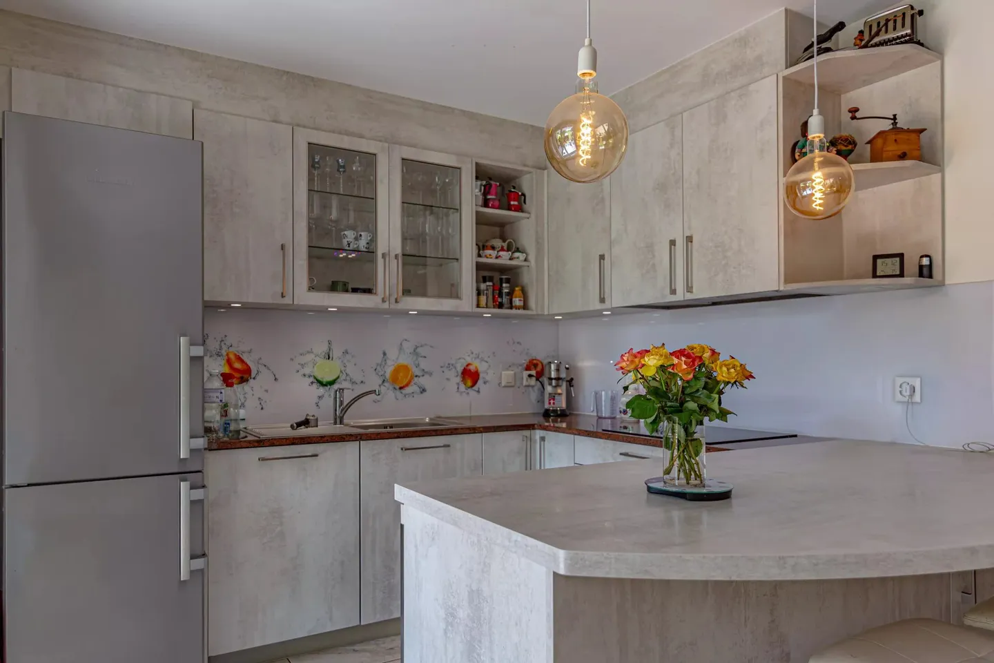 Appartement spacieux avec jardins - Photo 3 sur 7