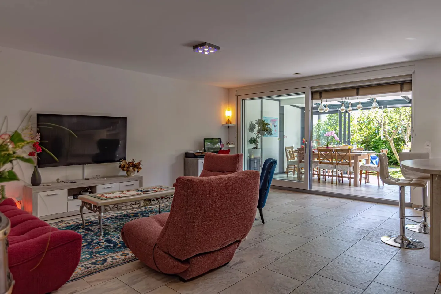 Appartement spacieux avec jardins - Photo 2 sur 7