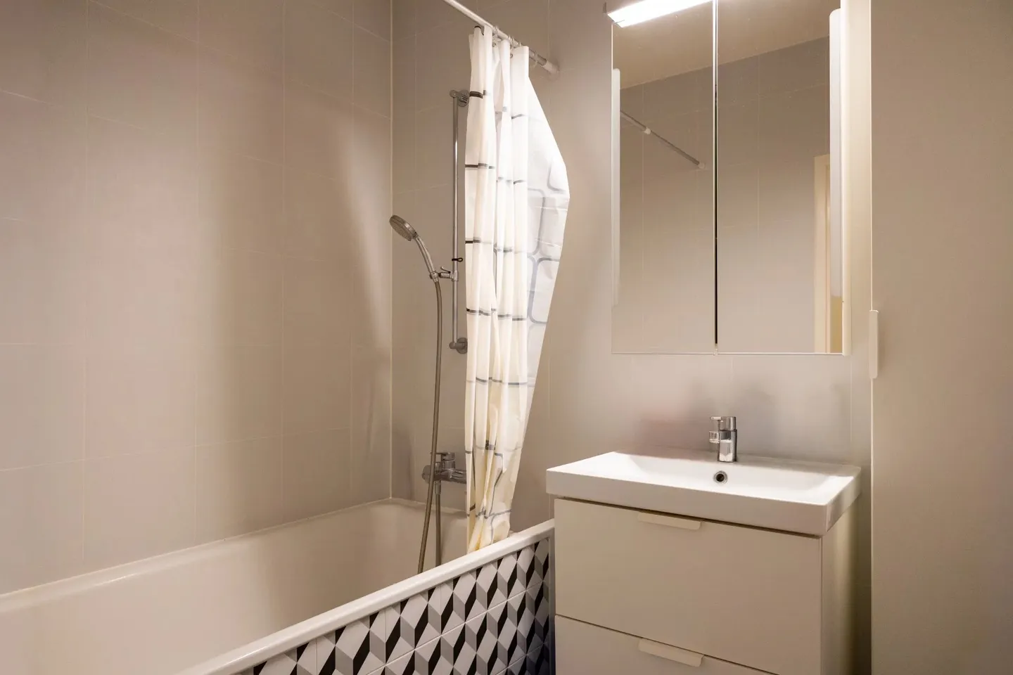 Florissant-Malagnou | Elegante 4-Zimmer-Wohnung von 97 m² mit Balkon und Parkplatz - Foto 7 von 7