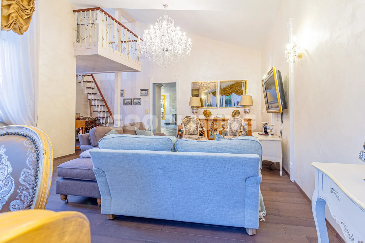 Timeless Elegance with Privacy and Garden - Photo 4 of 12