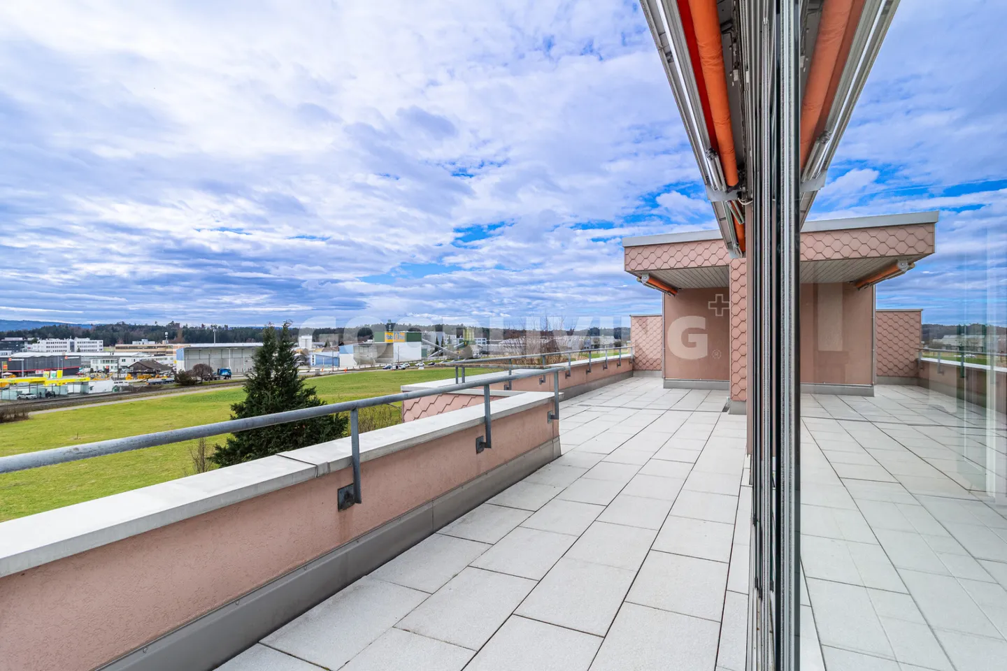 Stylische Attikawohnung mit Terrasse - Foto 1 von 10