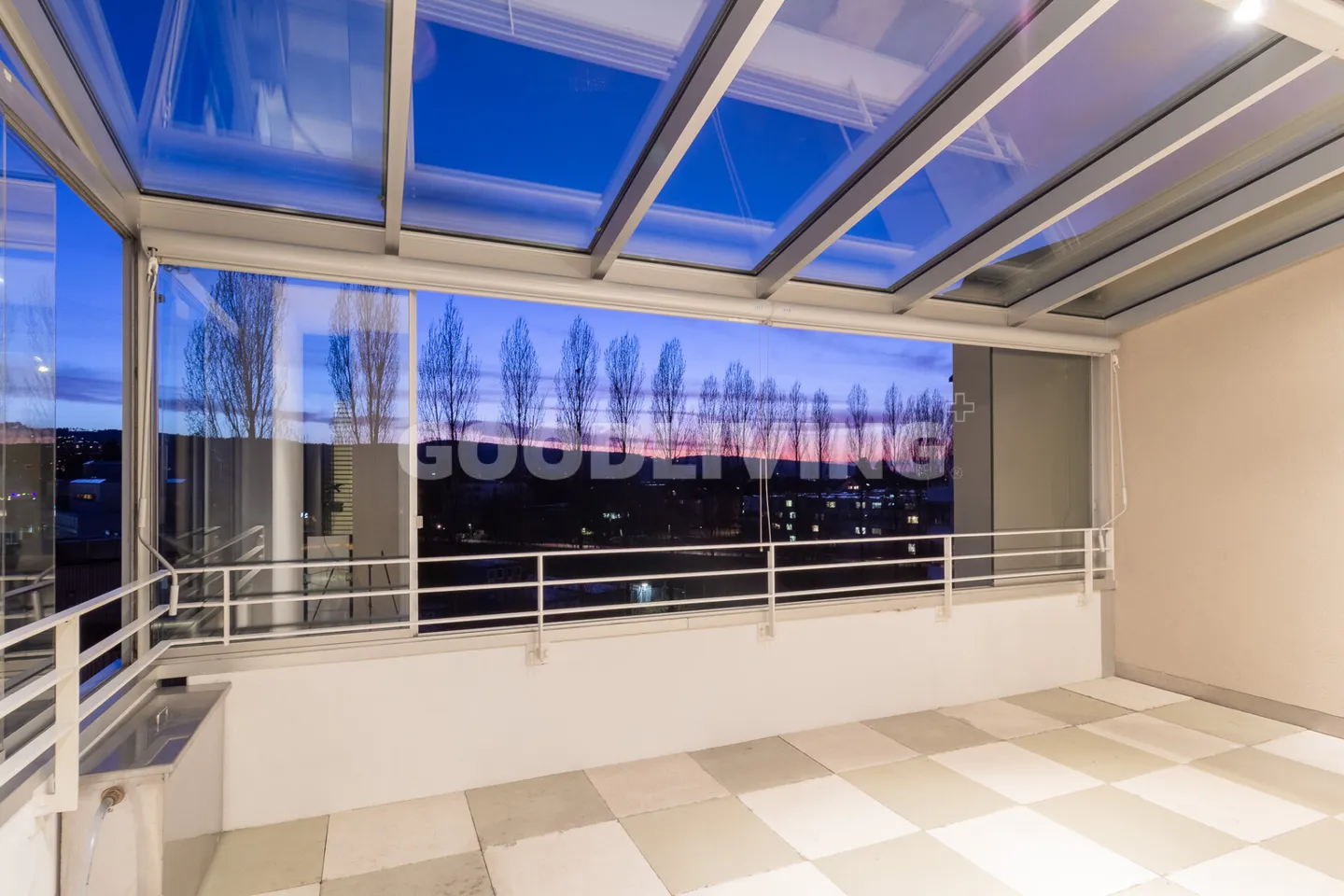 Appartement en attique avec grande terrasse et ambiance du soir - Photo 1 sur 13