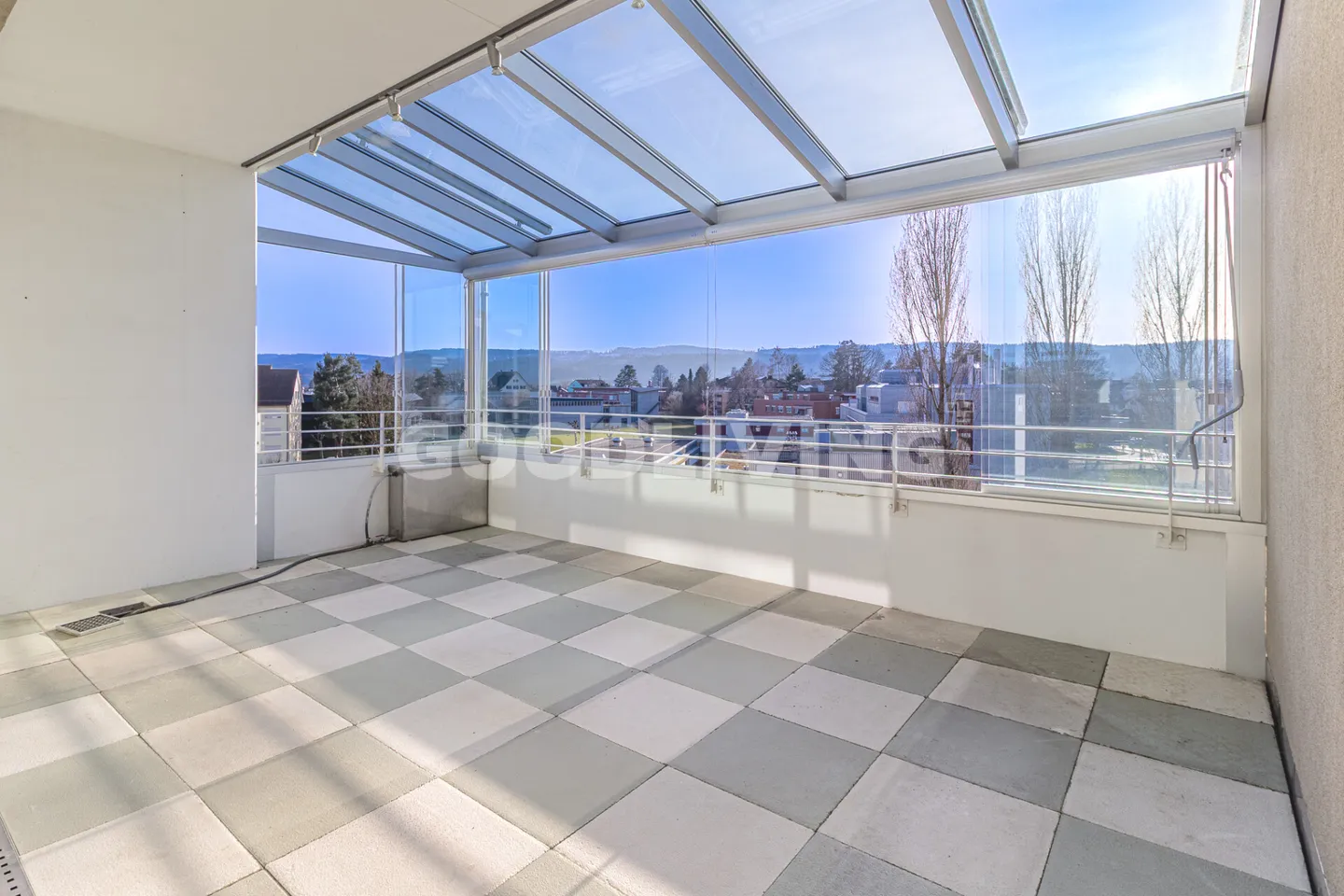 Appartement en attique avec grande terrasse et ambiance du soir - Photo 12 sur 13