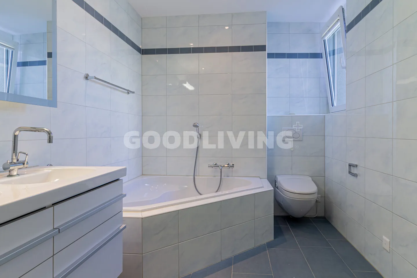 Appartement en attique avec grande terrasse et ambiance du soir - Photo 8 sur 13