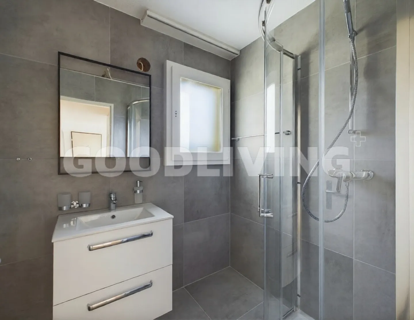 QUIET, SUN-DRENCHED AND CENTRAL IN THE VILLAGE - Photo 3 of 8