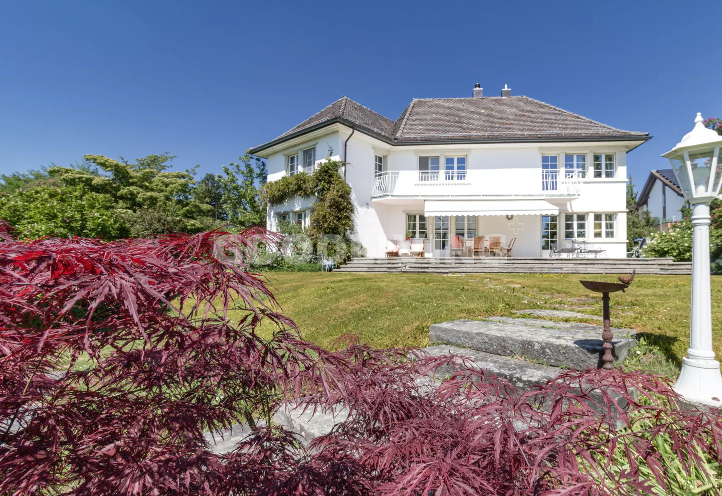 Propriété exclusive avec studio et bâtiment de garage séparés - Photo 1 sur 7