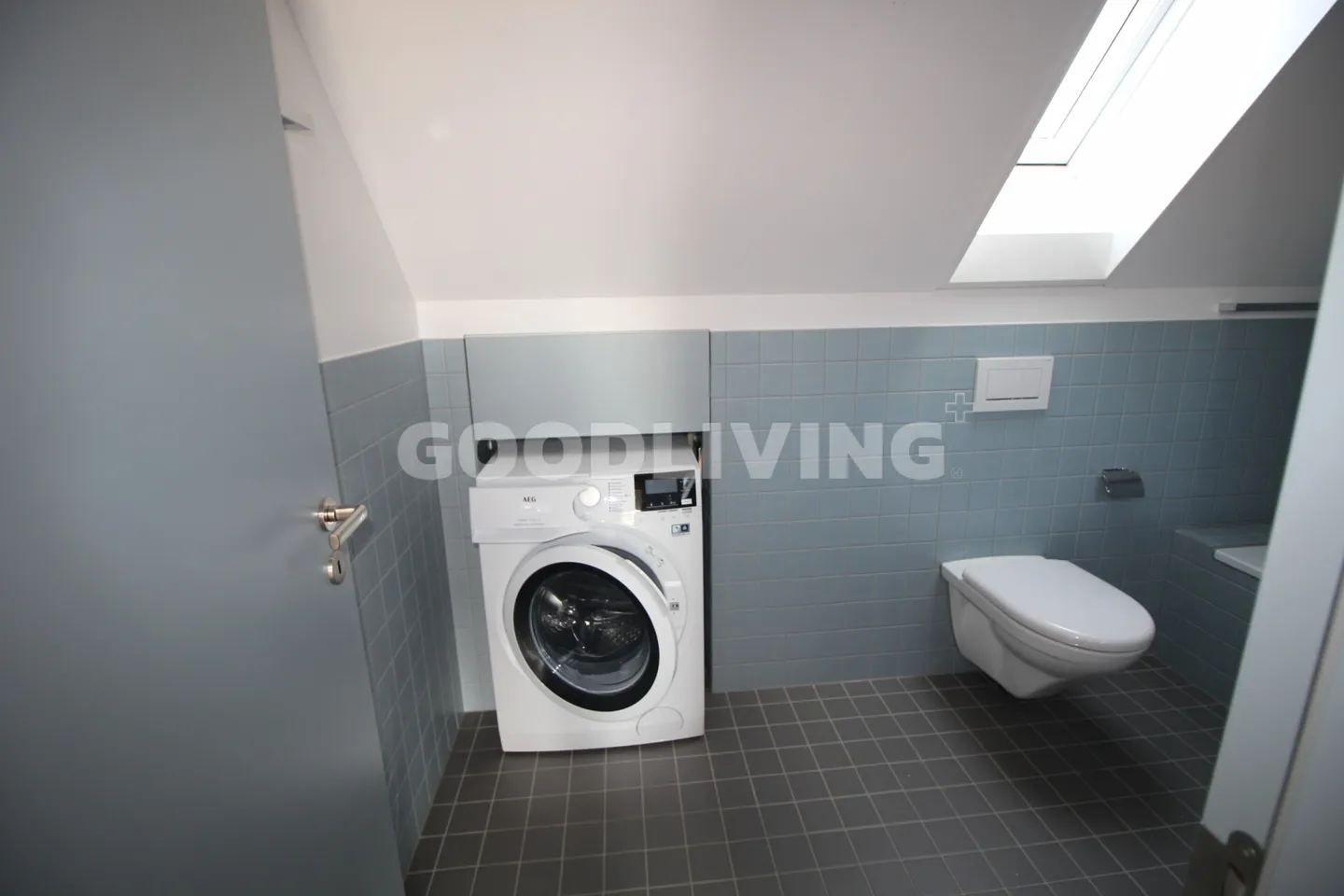 MODERN, QUIET, WELL LOCATED - Photo 4 of 6