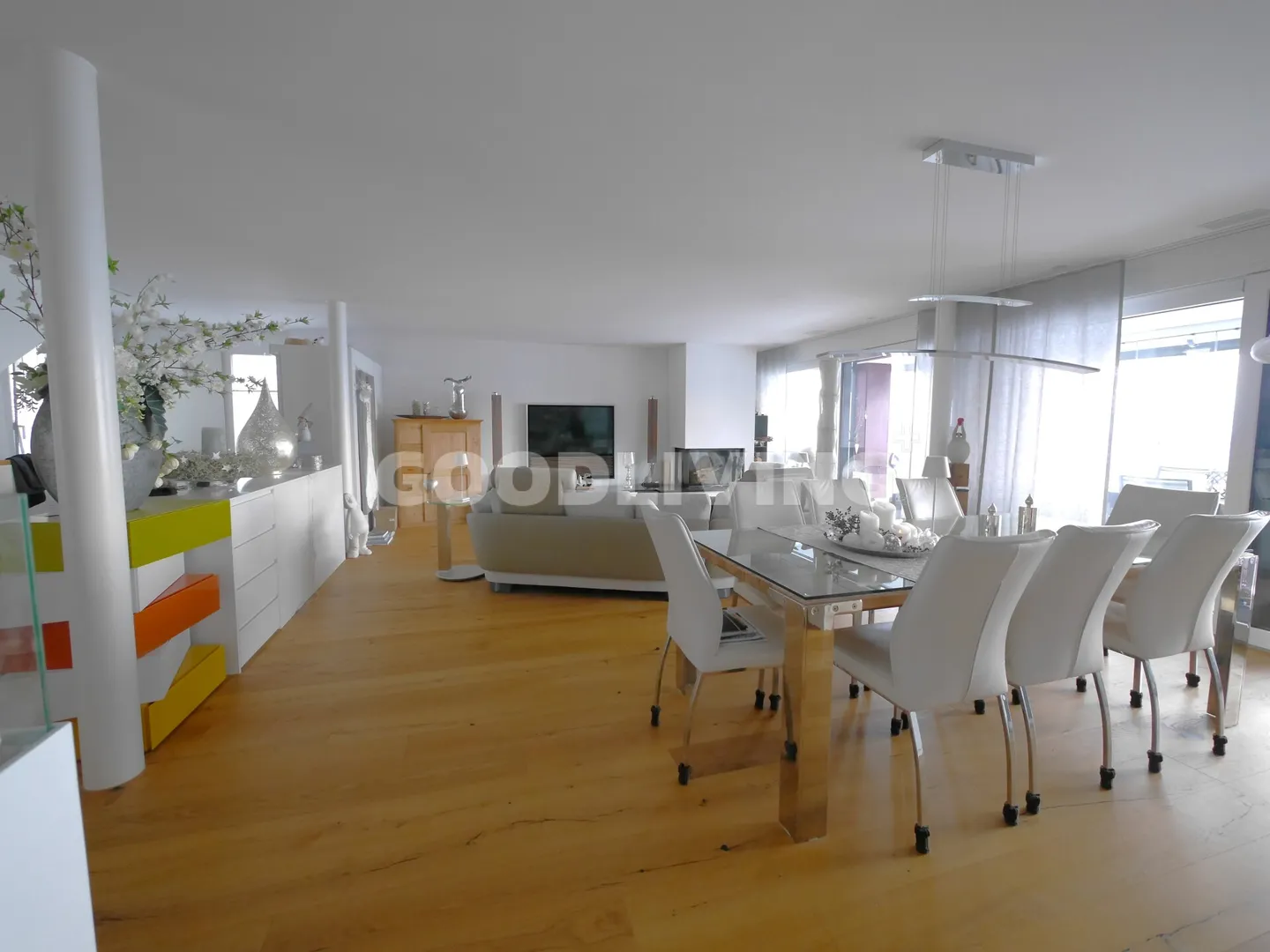 Living in a dream hillside location with unique panoramic views - Photo 2 of 9