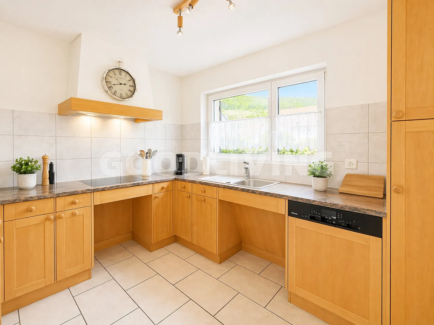 Family-friendly single-family home with a charming garden - Photo 3 of 13