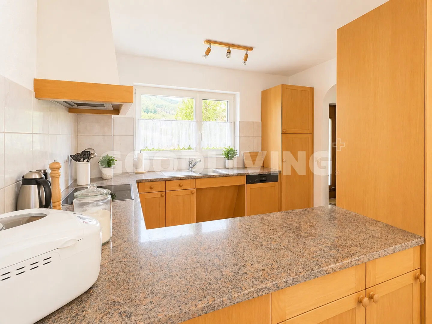 Family-friendly single-family home with a charming garden - Photo 4 of 13