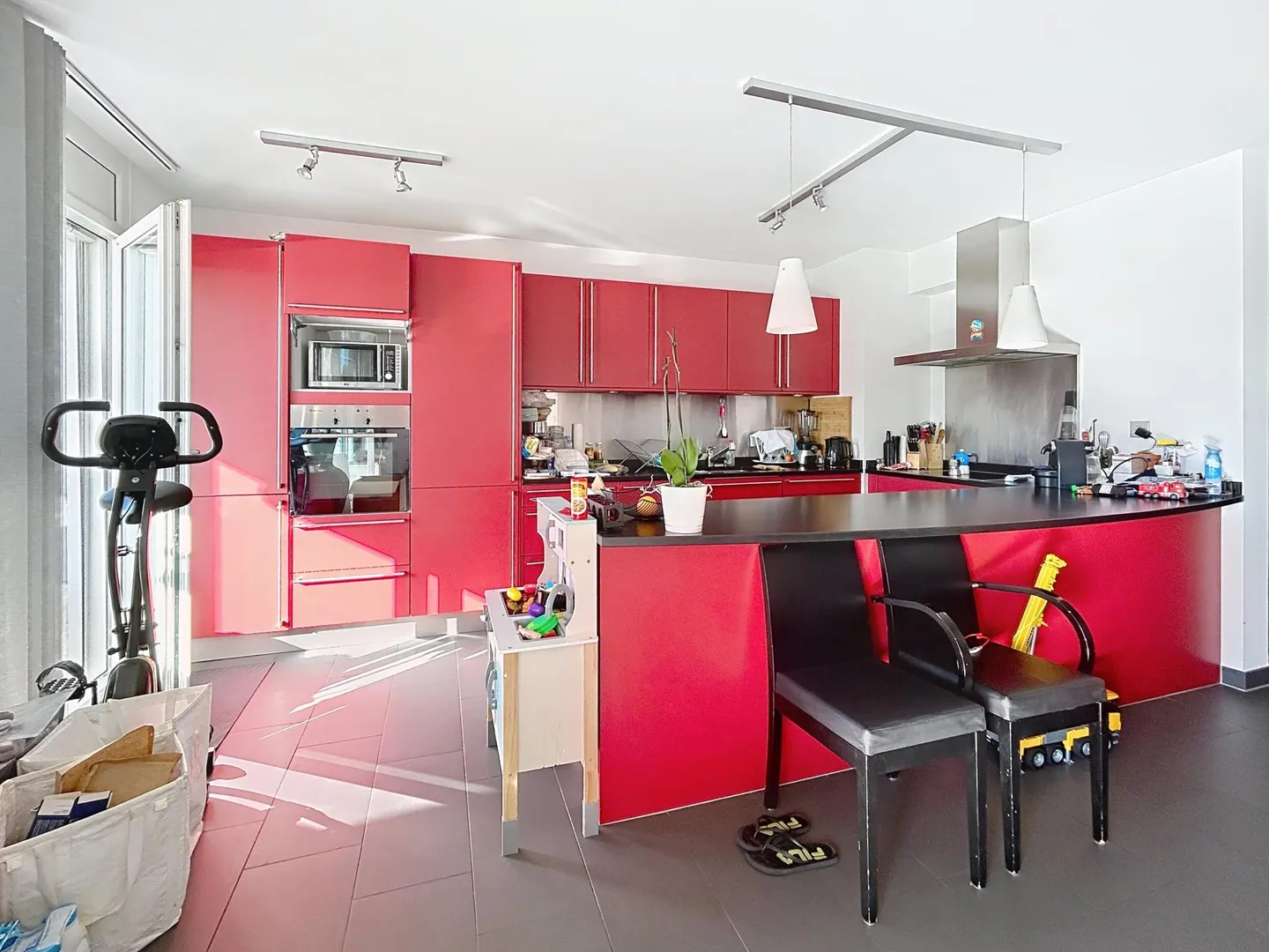 Spacious and Bright | Rented | Eysins - Photo 4 of 9