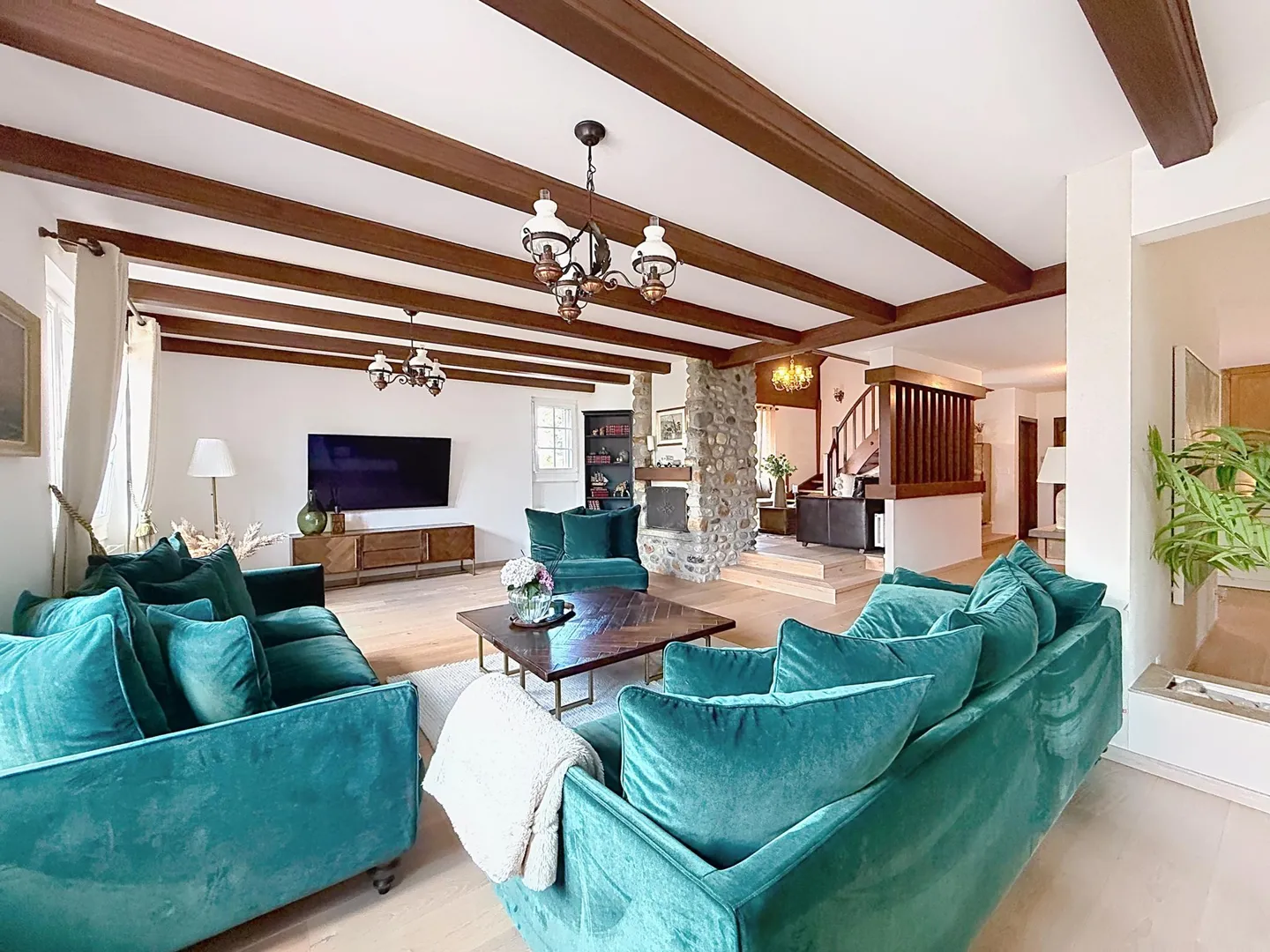 Large Villa with Pool - Photo 2 of 8