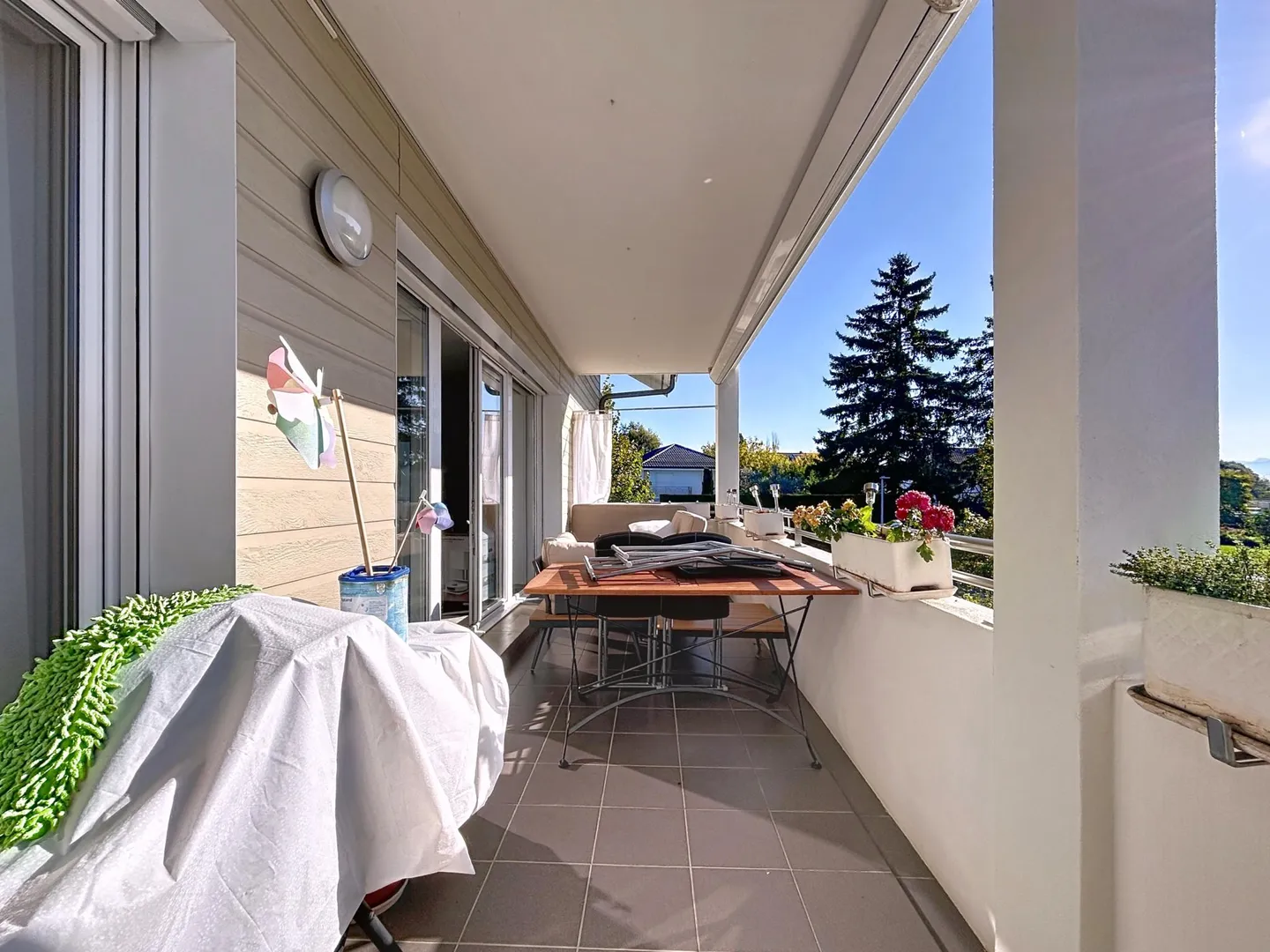 Spacious and Bright | Rented | Eysins - Photo 2 of 9