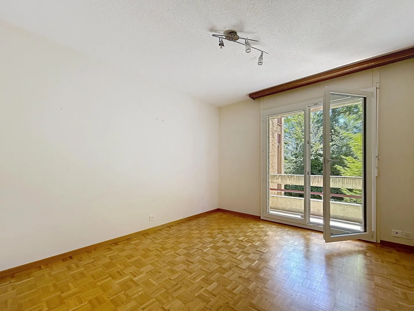 Appartement spacieux avec grande terrasse - Photo 8 sur 13