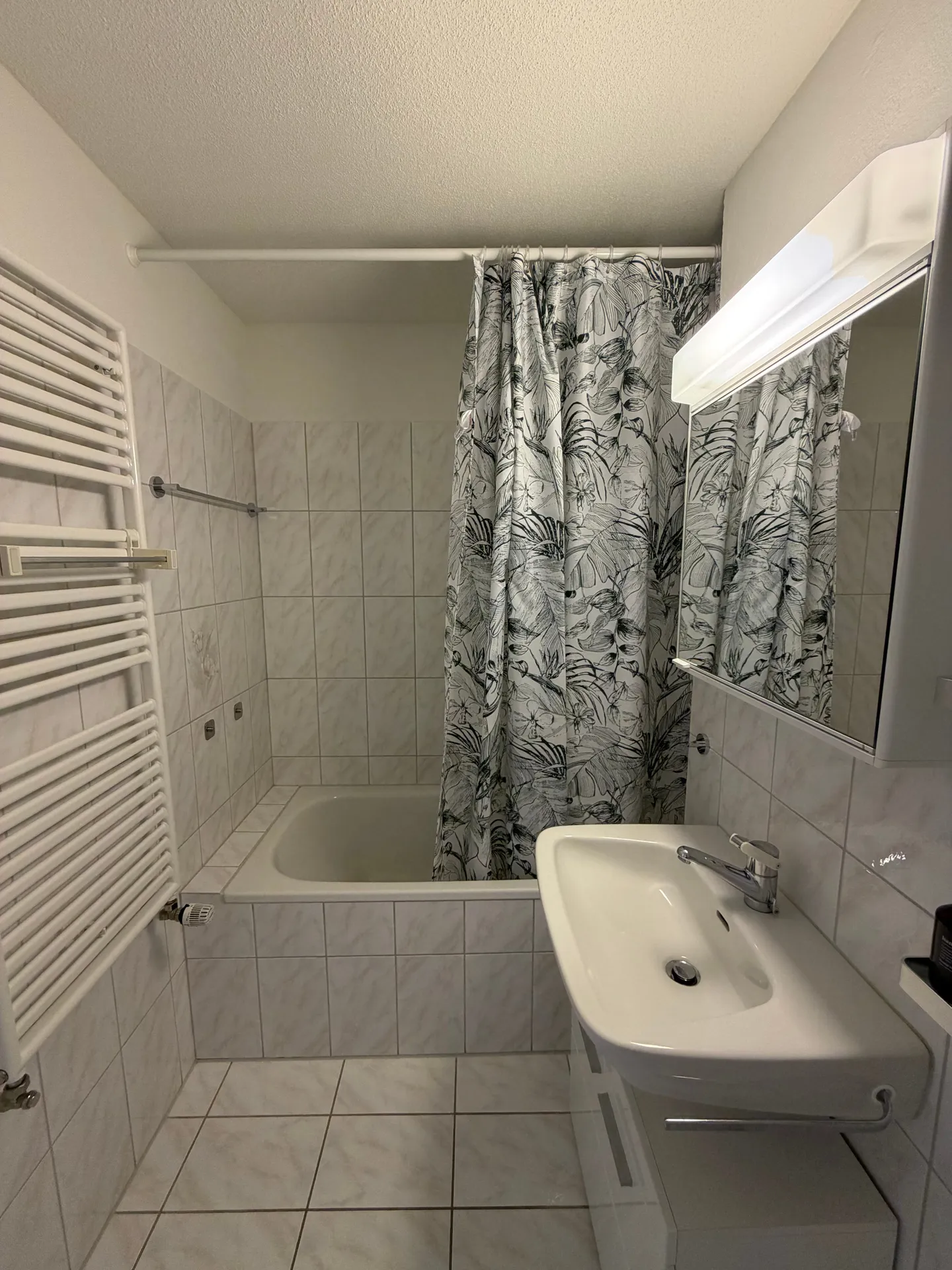 Frisch renovierte 2.5-Zimmer-Wohnung mit Balkon in Litzirüti - Foto 2 di 3
