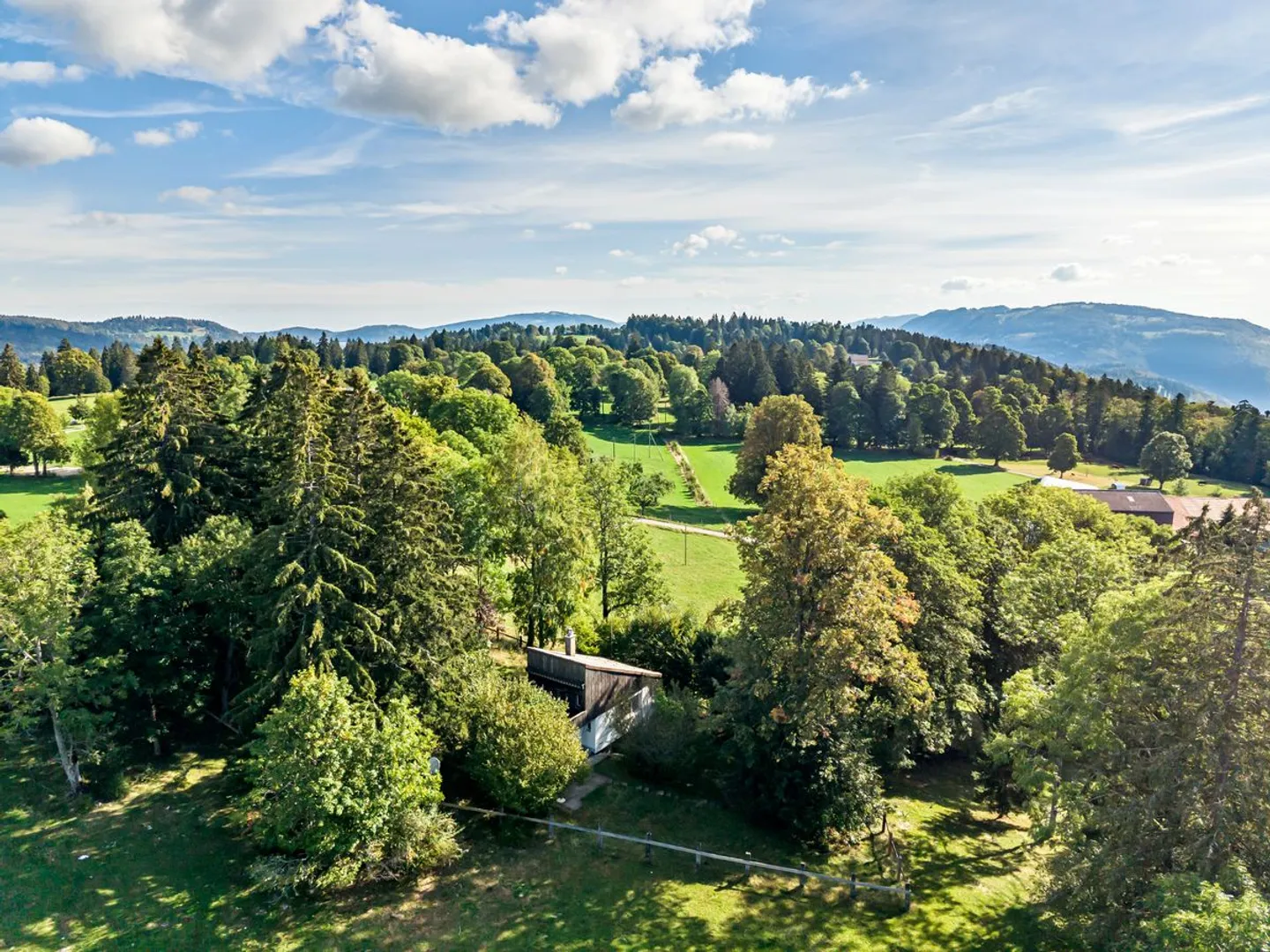 Un refuge au coeur des crêtes jurassiennes  2'520 m² de nature - Foto 1 von 9