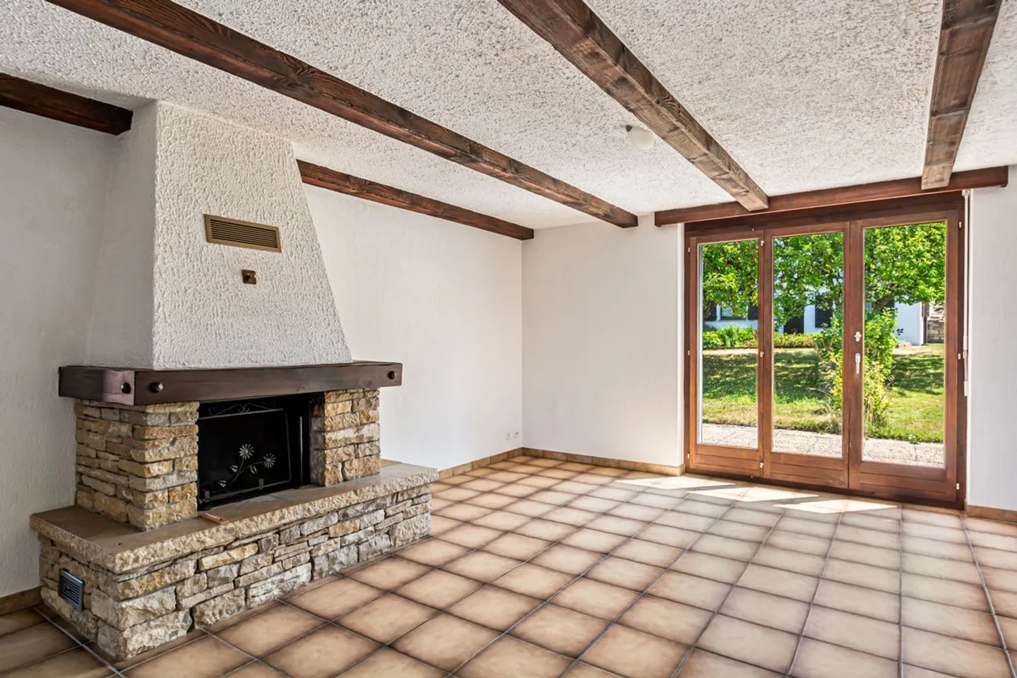 Spacious Family Home with 7 Rooms in Saignelégier - Photo 2 of 13