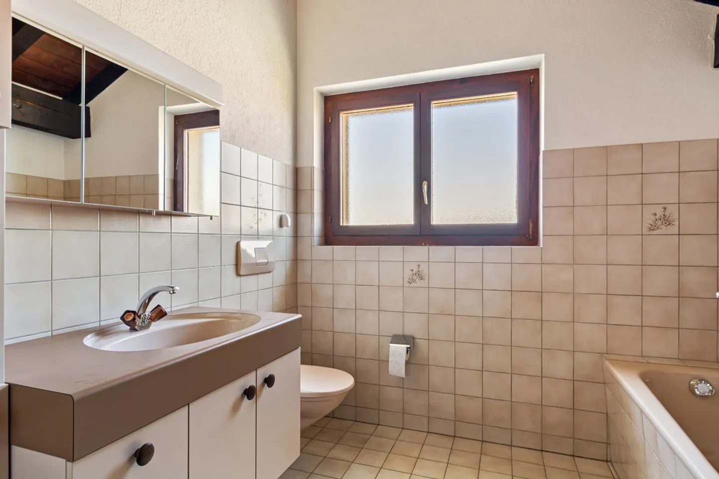 Spacious Family Home with 7 Rooms in Saignelégier - Photo 8 of 13