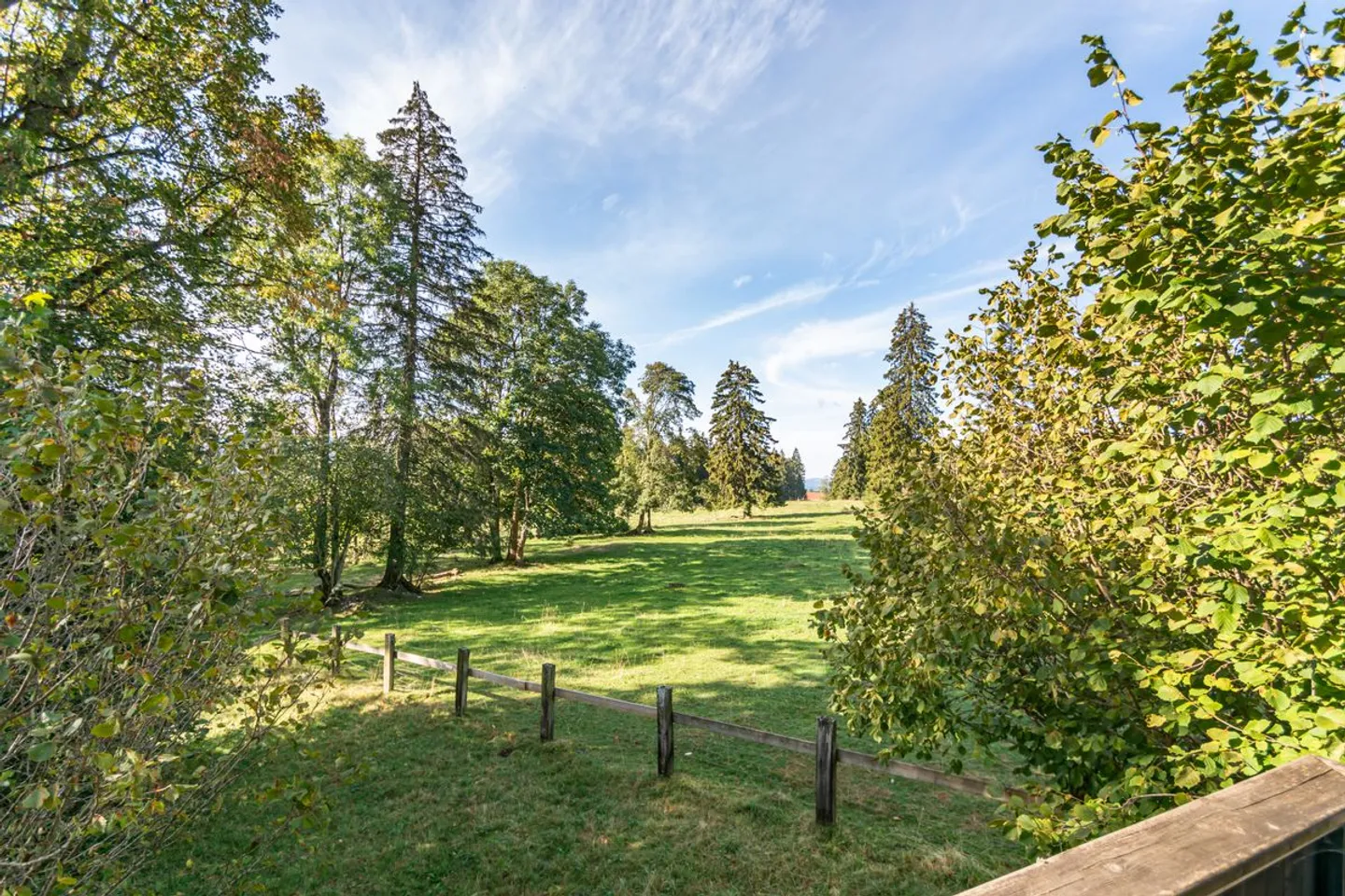 Un refuge au coeur des crêtes jurassiennes  2'520 m² de nature - Foto 3 von 9