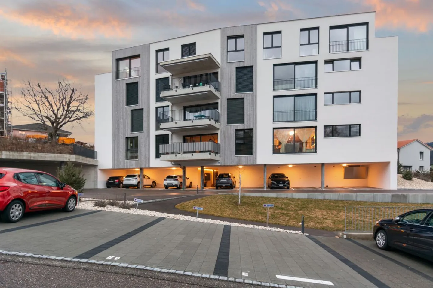 Neues 3,5-Zimmer-Apartment mit Balkon und überdachtem Parkplatz - Foto 2 von 13