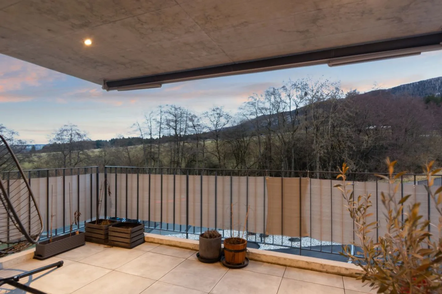 Neues 3,5-Zimmer-Apartment mit Balkon und überdachtem Parkplatz - Foto 12 von 13