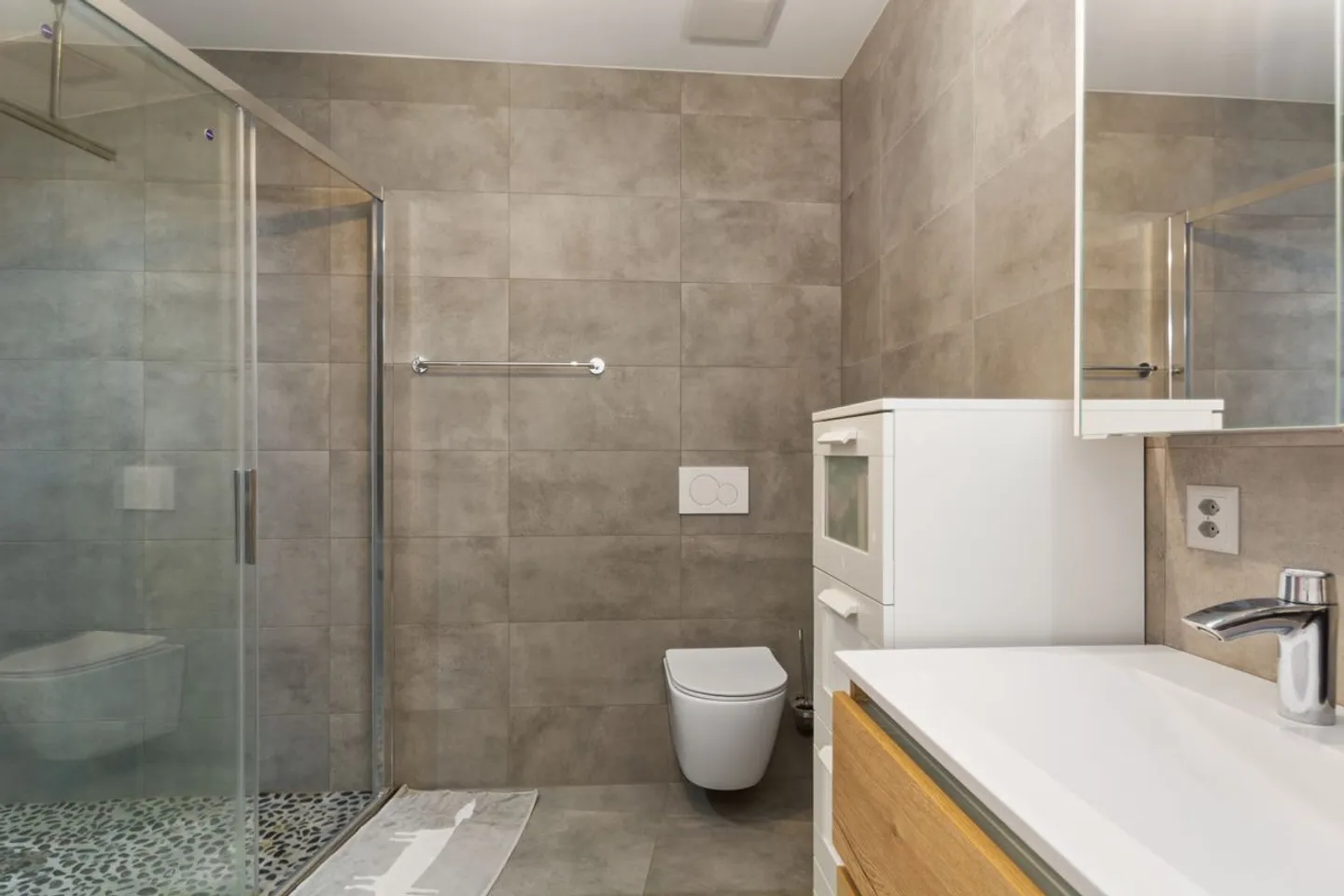 Neues 3,5-Zimmer-Apartment mit Balkon und überdachtem Parkplatz - Foto 9 von 13