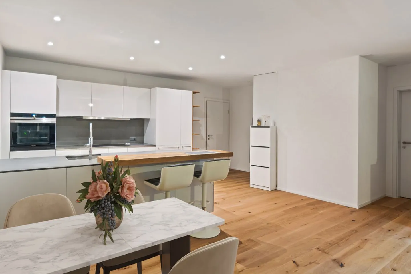 Neues 3,5-Zimmer-Apartment mit Balkon und überdachtem Parkplatz - Foto 3 von 13