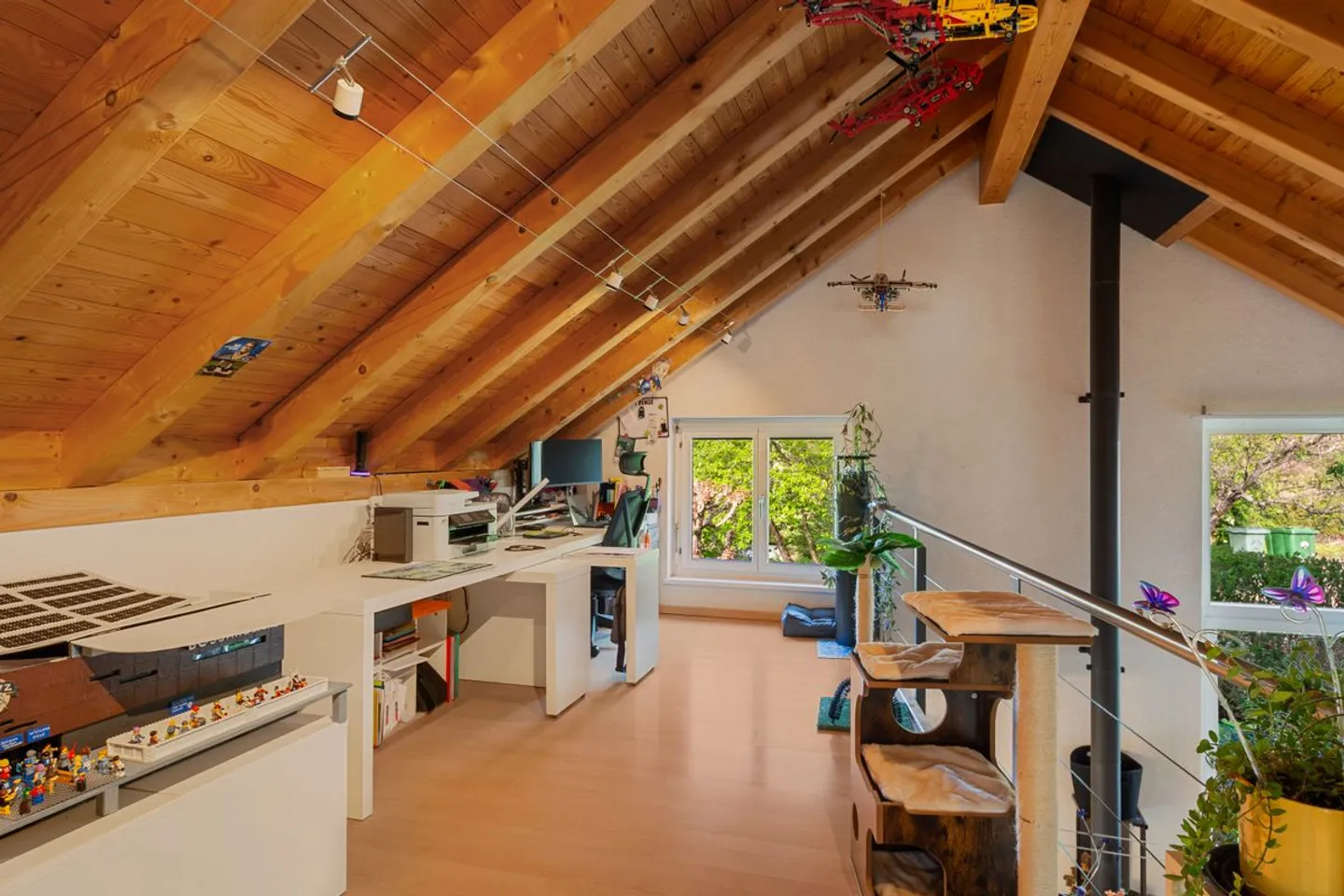 Charming Detached House with Garden - Photo 2 of 13